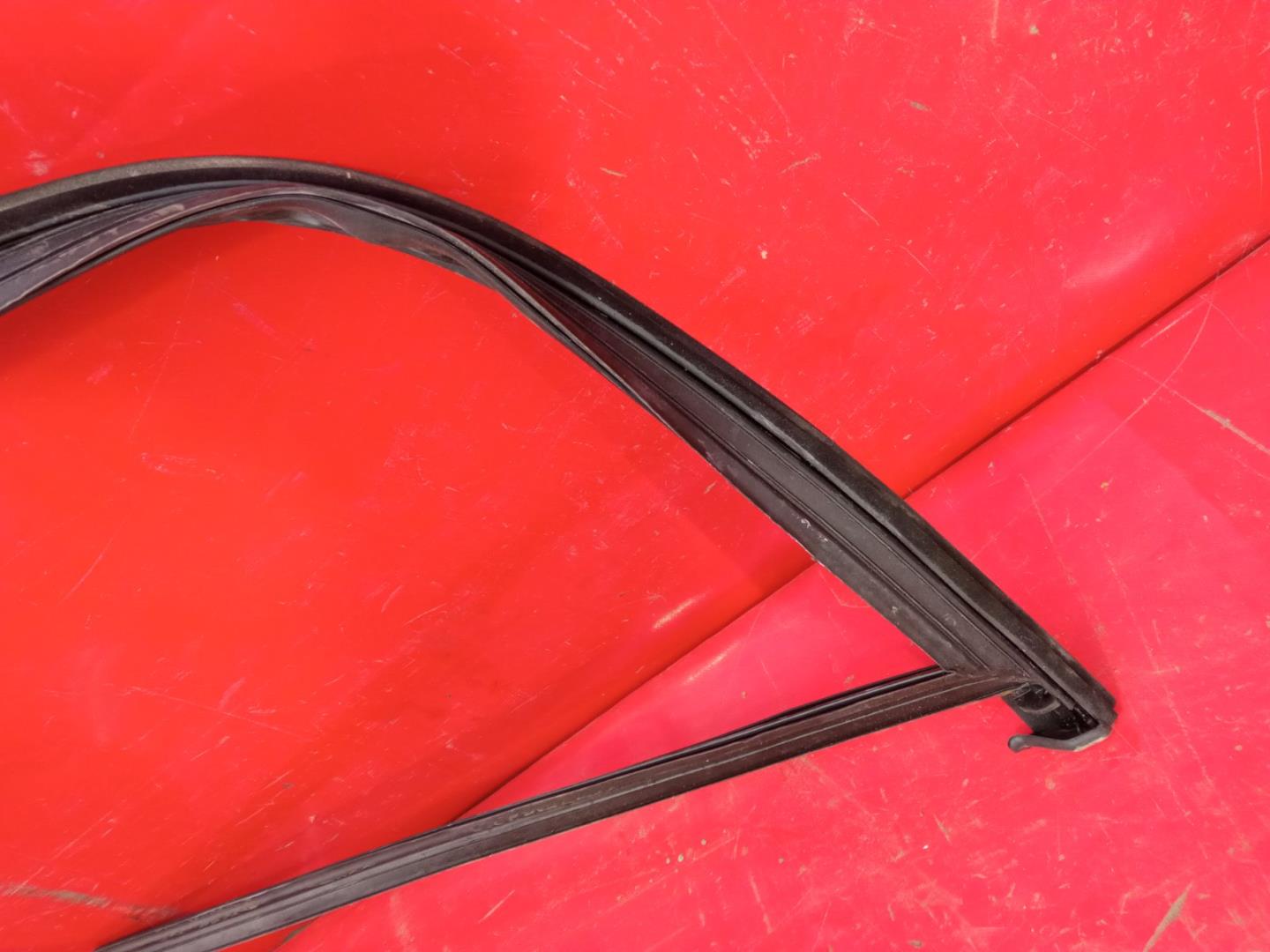 Направляющая стекла двери