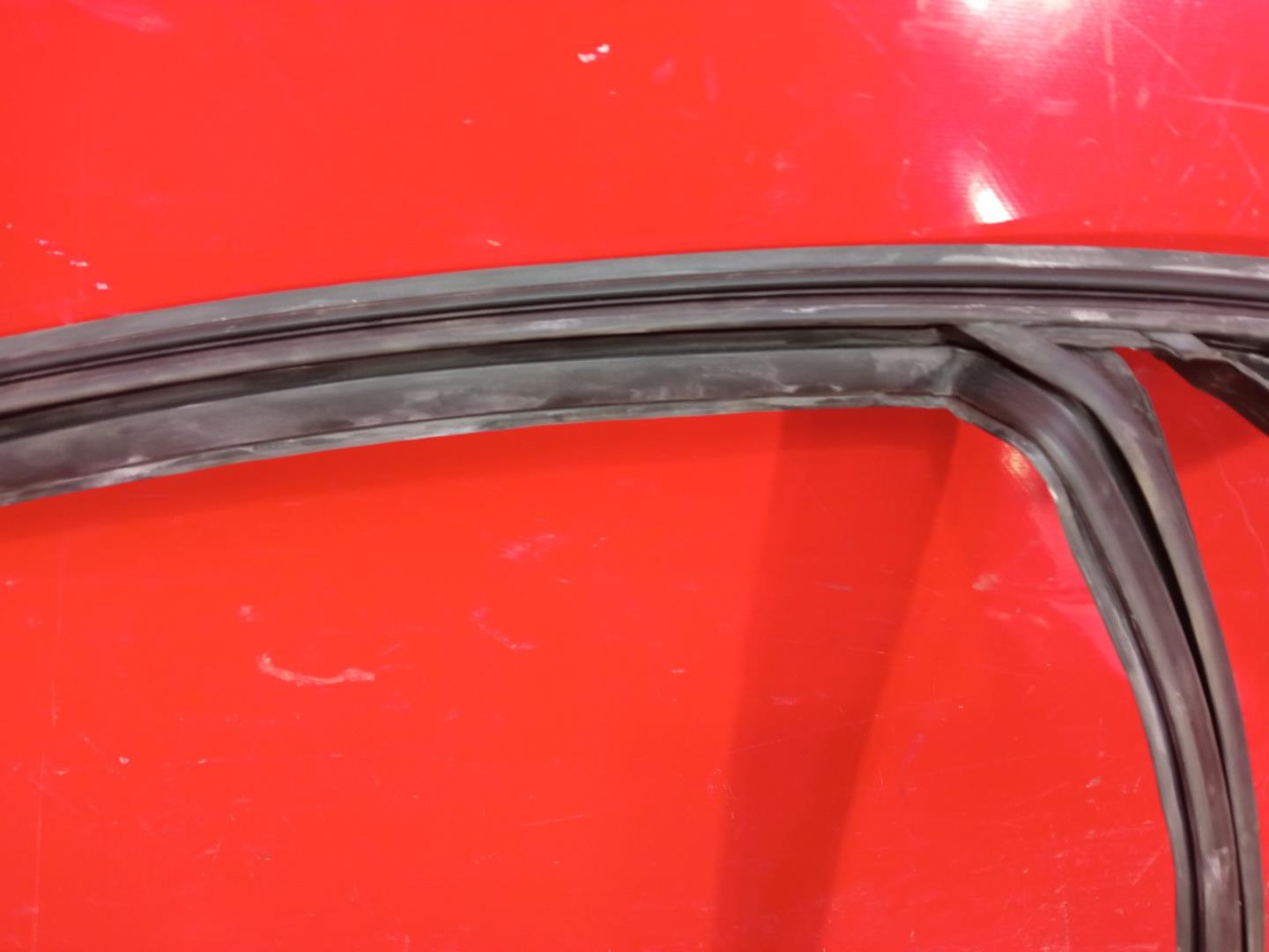 Направляющая стекла двери