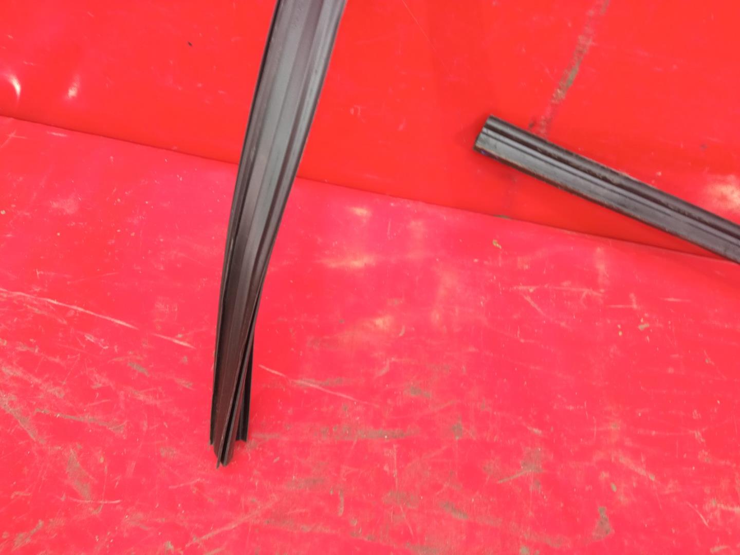 Направляющая стекла двери