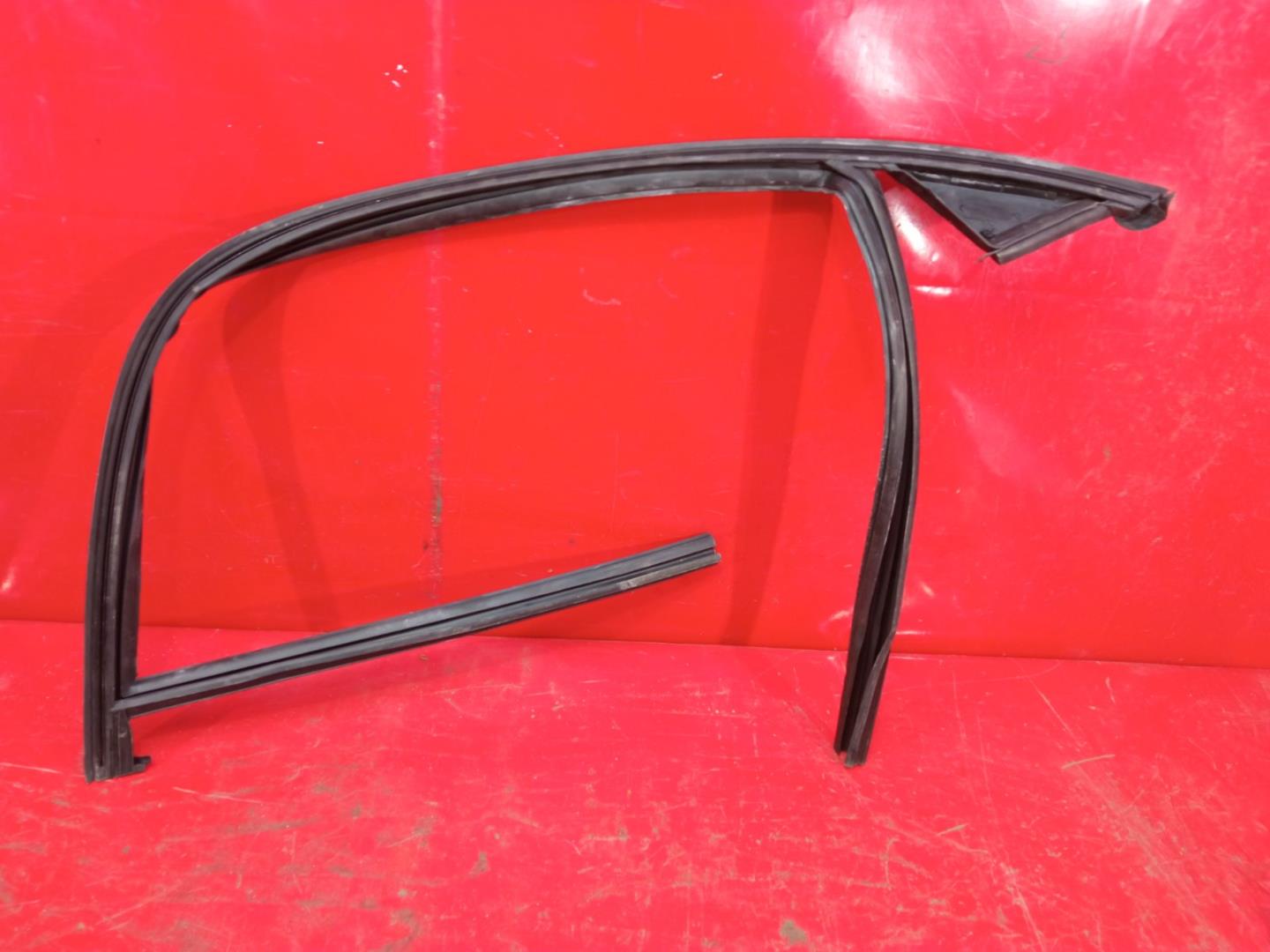 Направляющая стекла двери