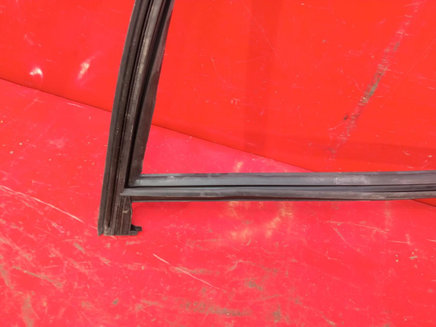 Направляющая стекла двери