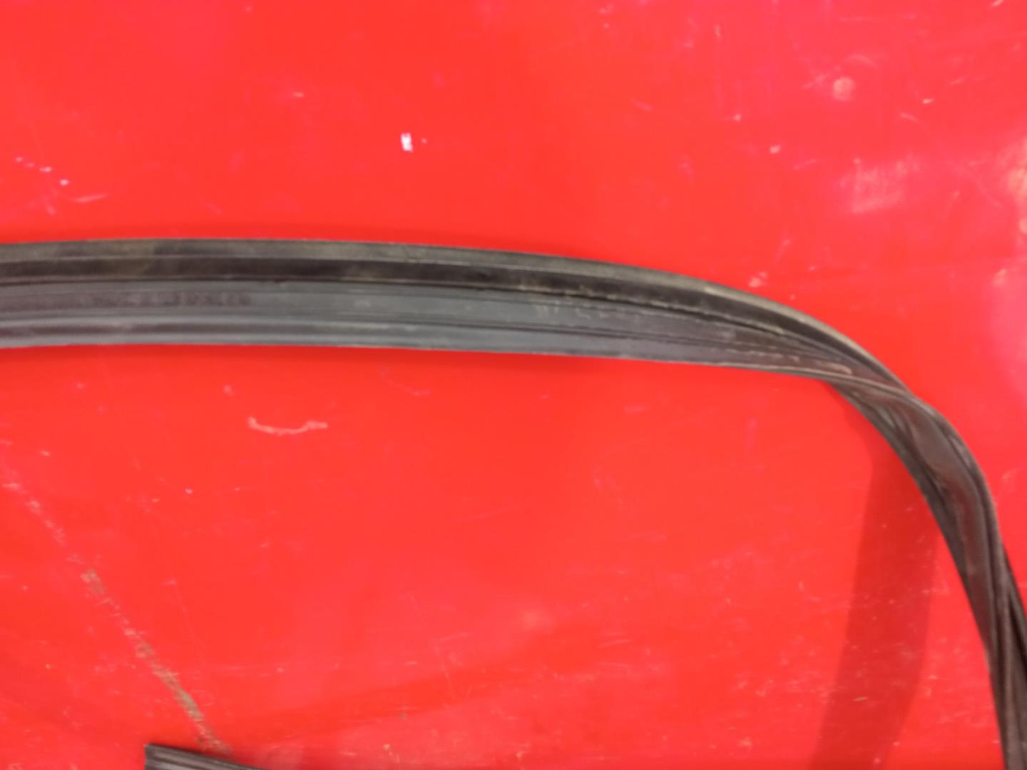 Направляющая стекла двери