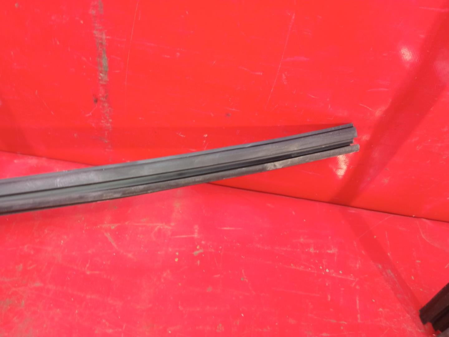 Направляющая стекла двери