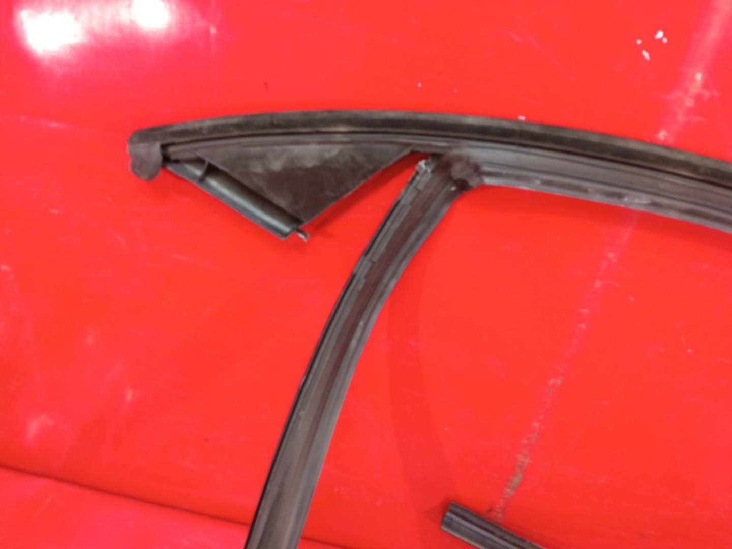 Направляющая стекла двери