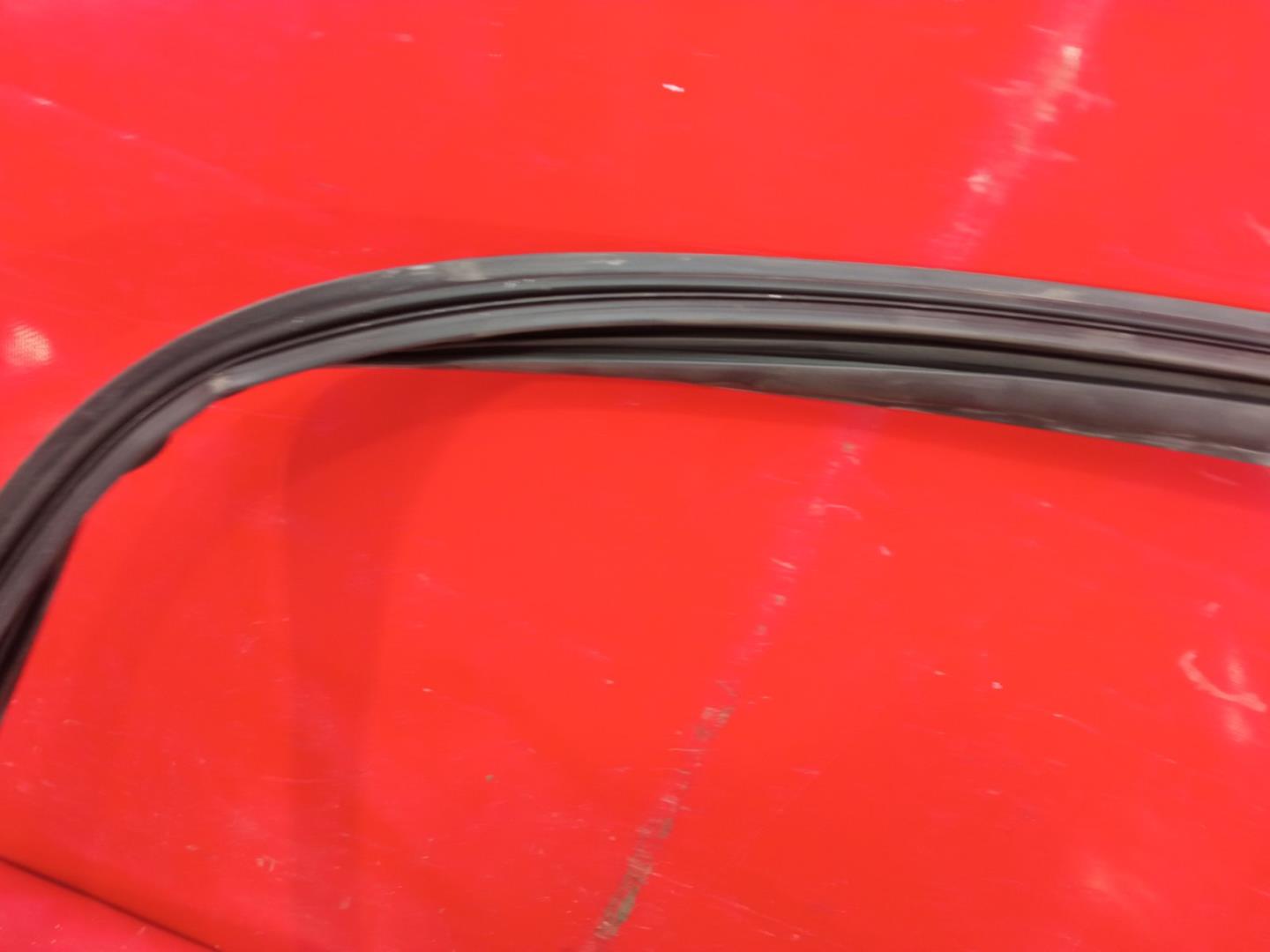 Направляющая стекла двери