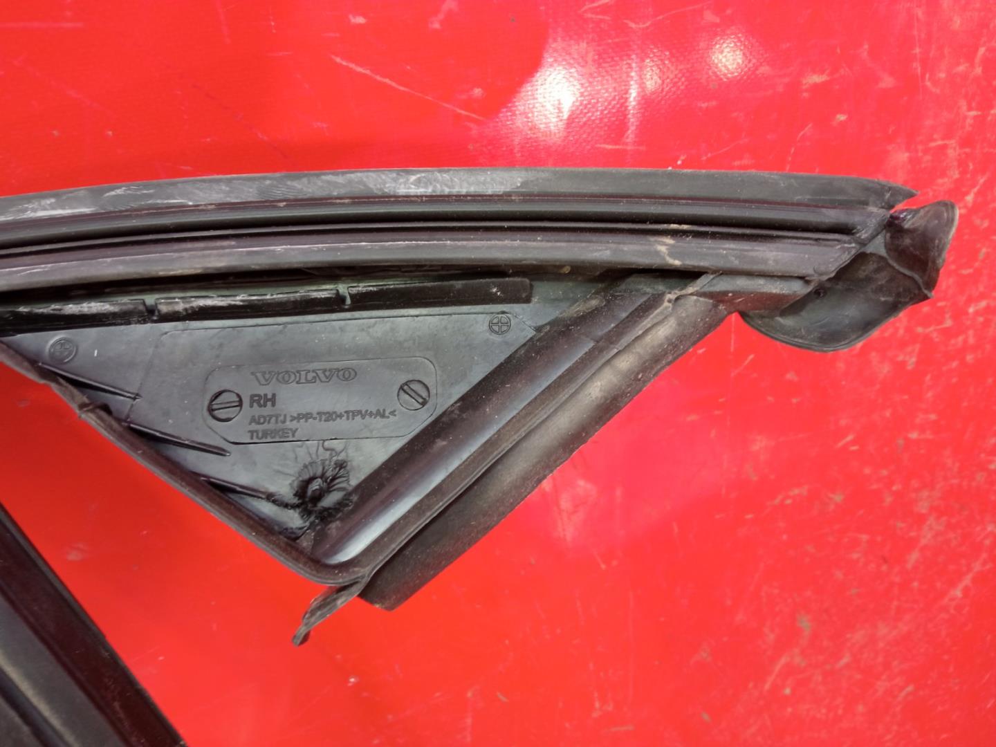 Направляющая стекла двери