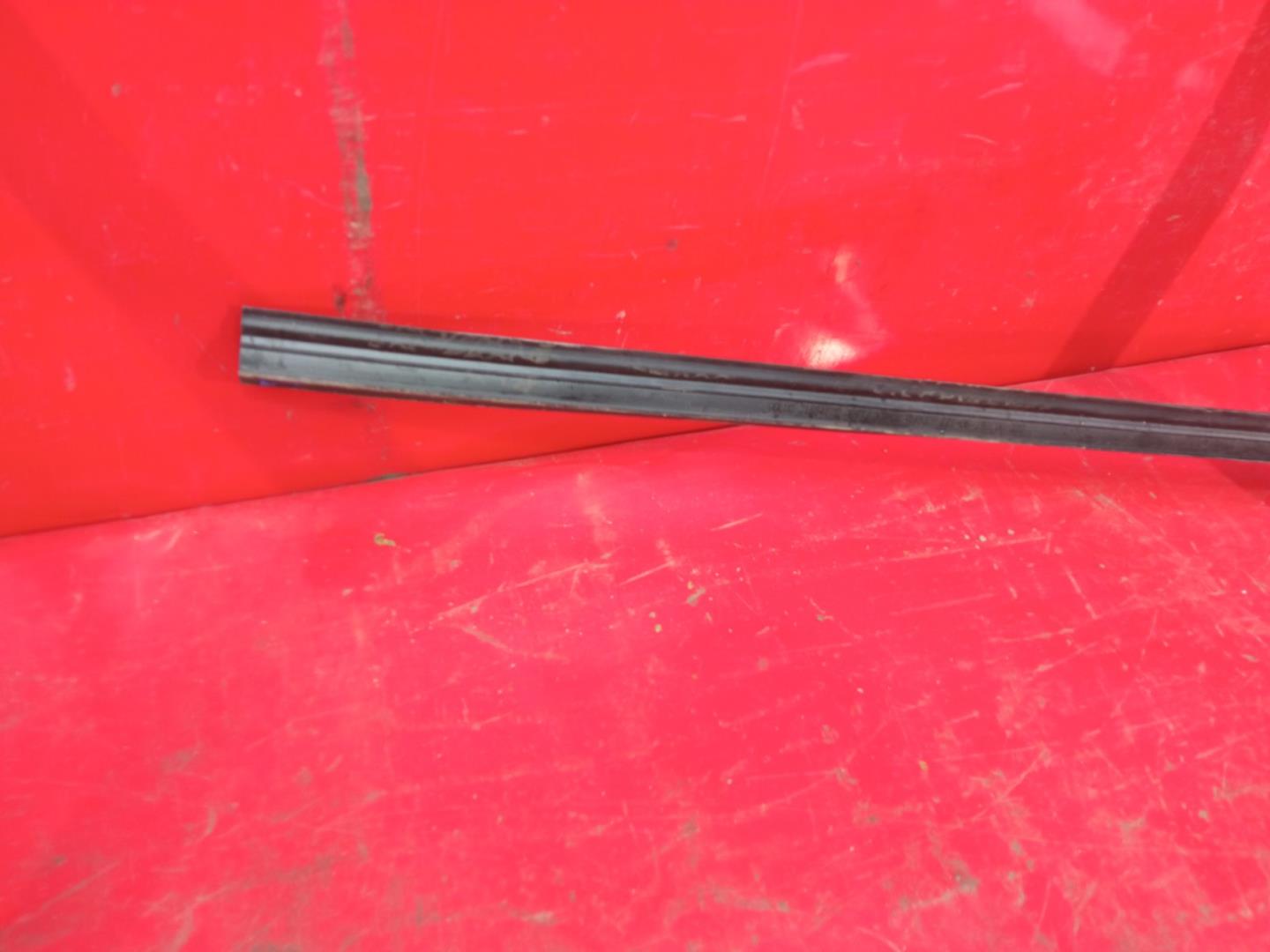 Направляющая стекла двери