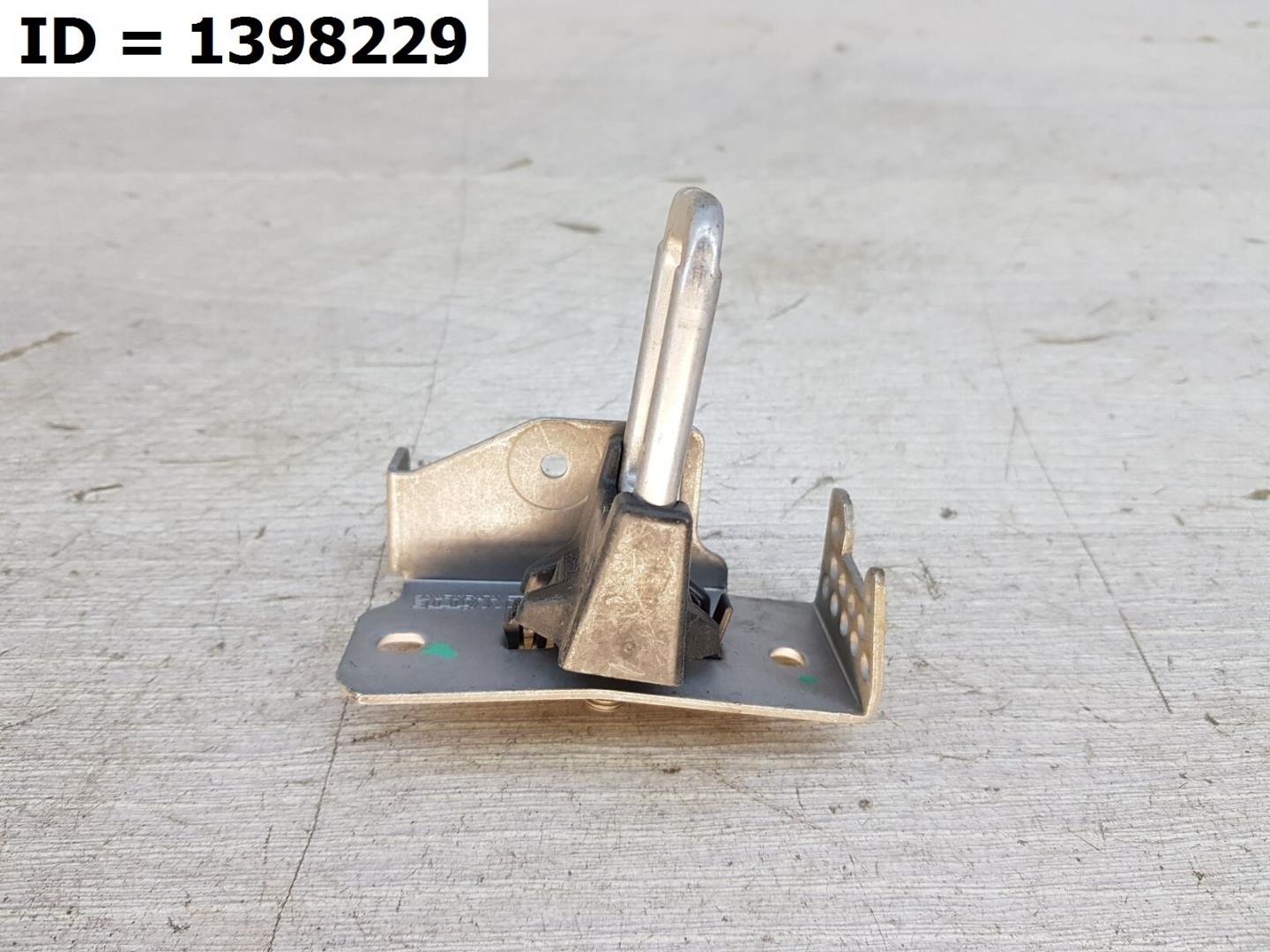 Ответная часть замка капота