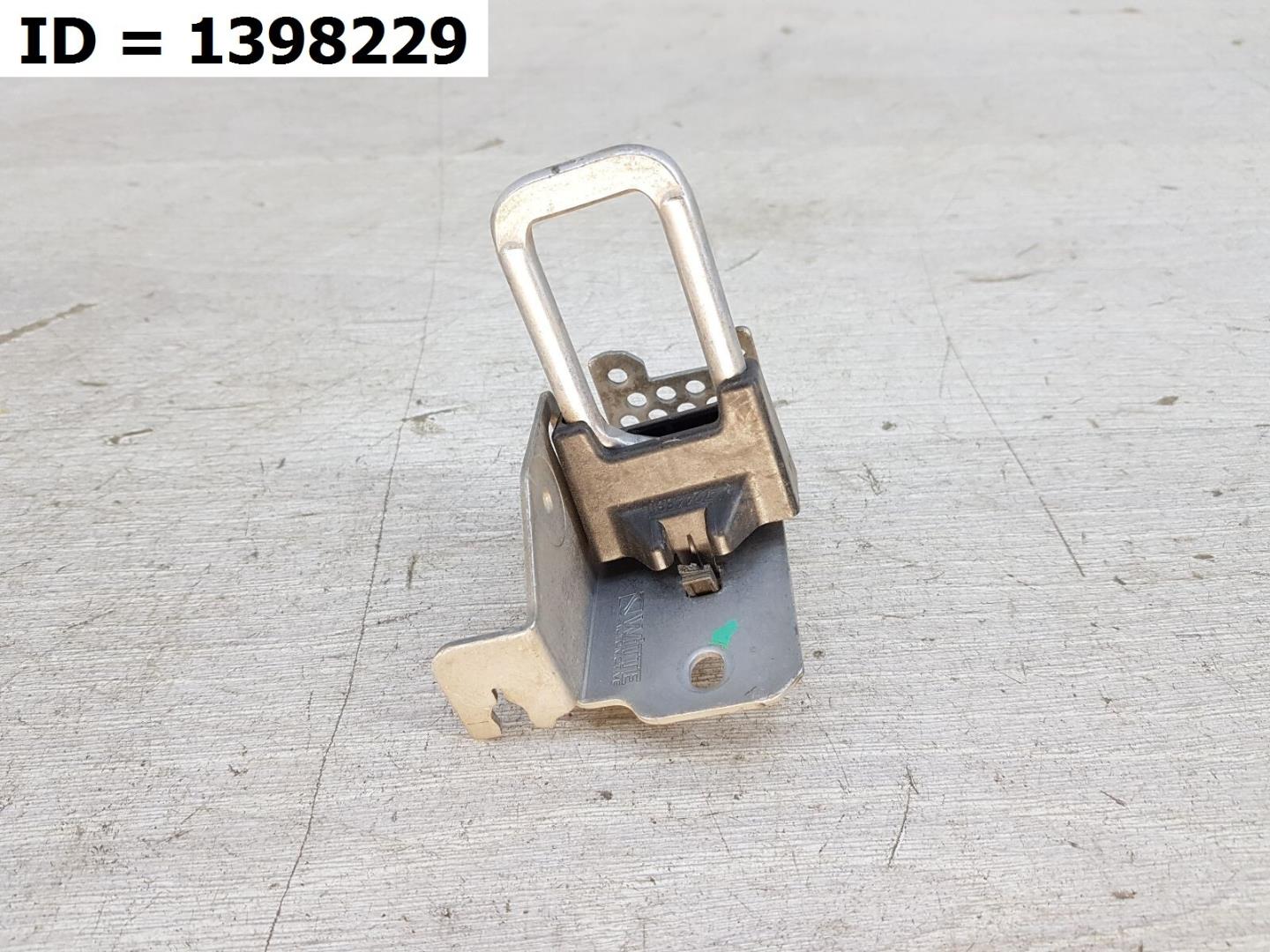 Ответная часть замка капота