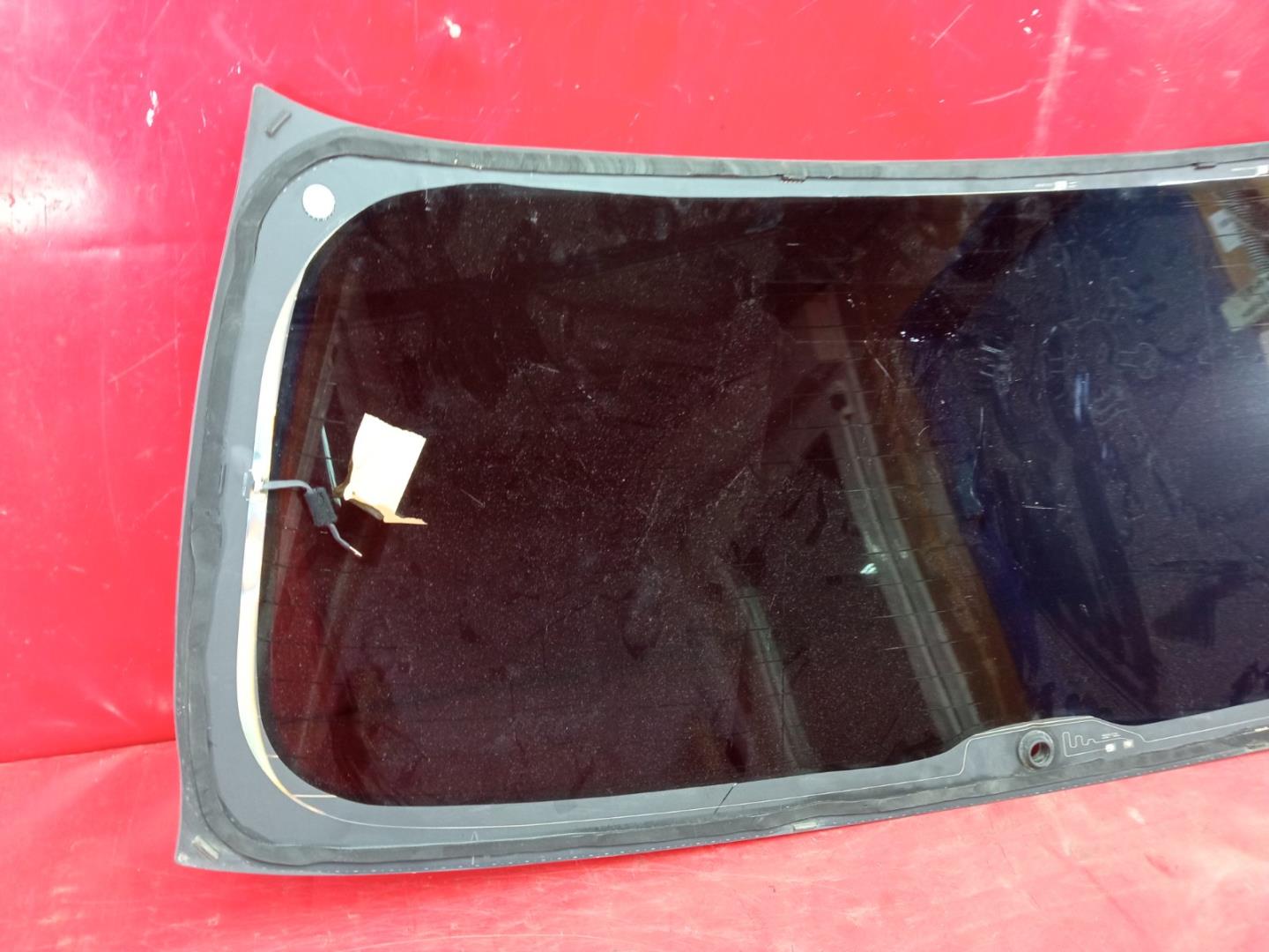 Стекло двери багажника