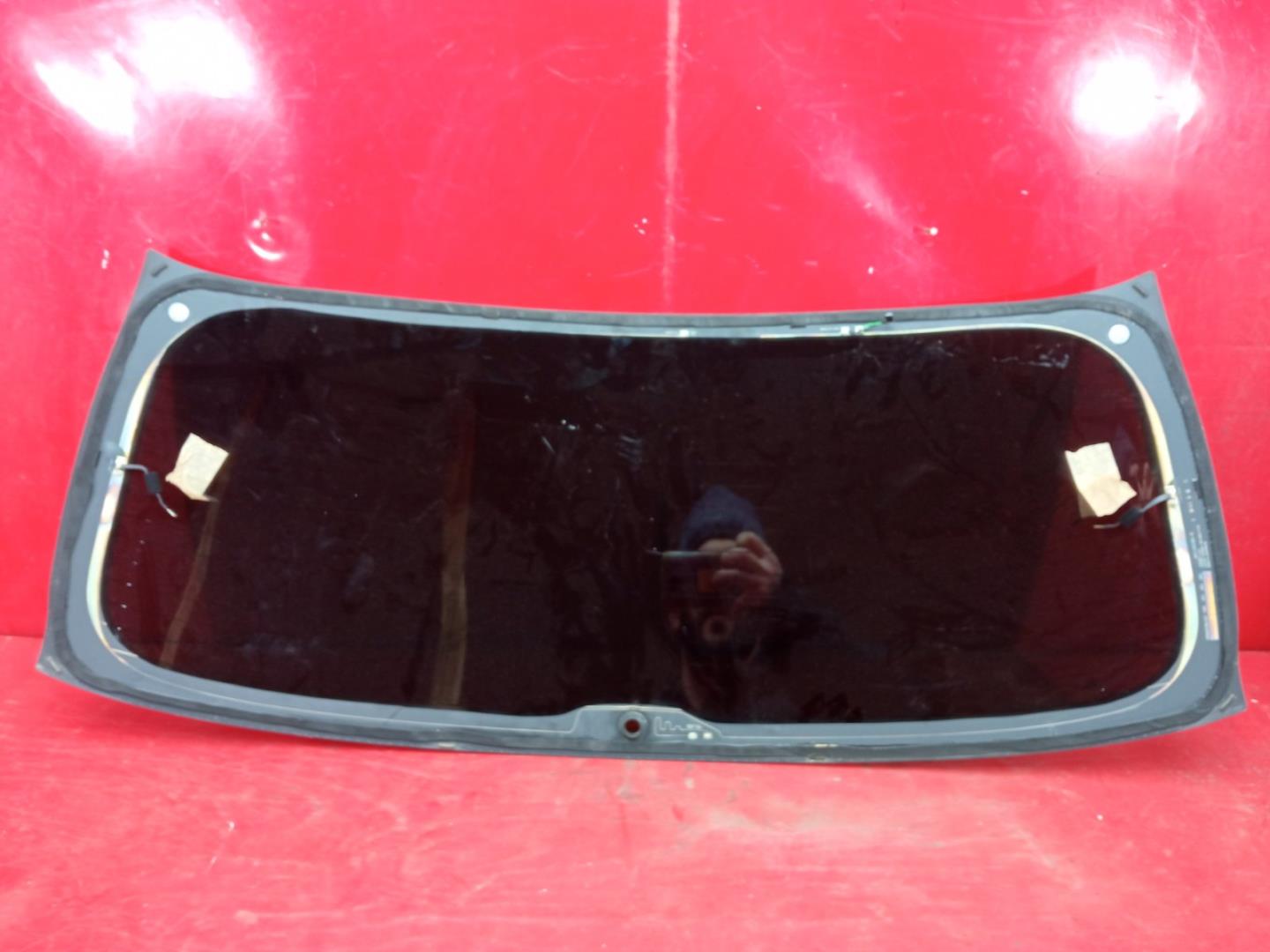 Стекло двери багажника