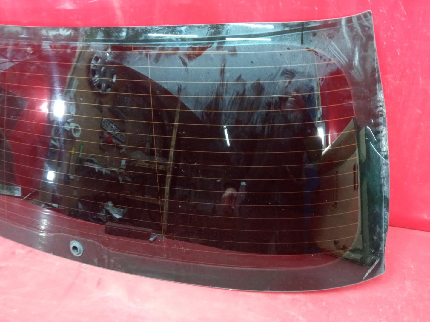 Стекло двери багажника