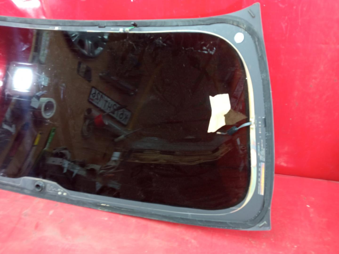 Стекло двери багажника