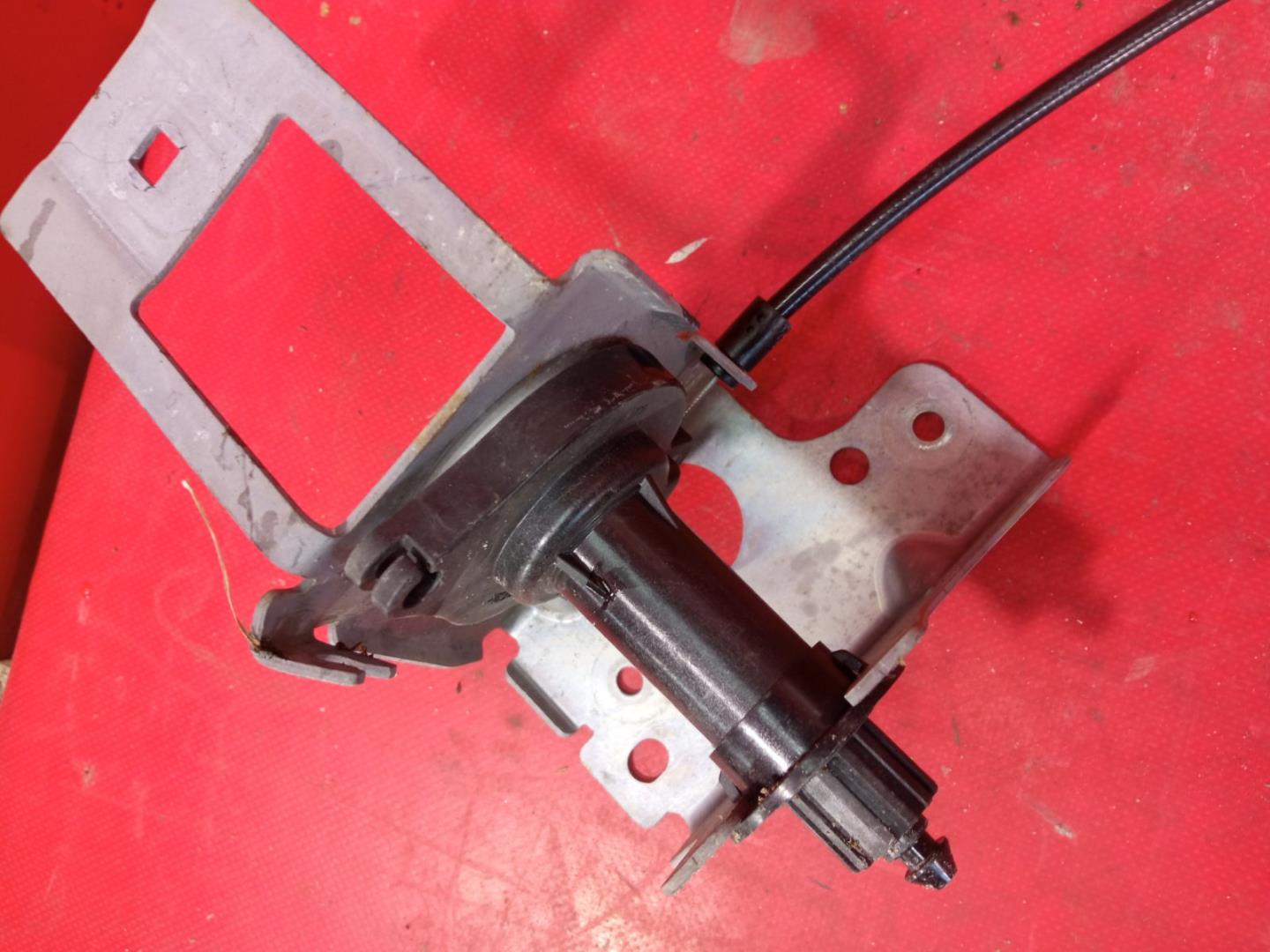 Замок капота