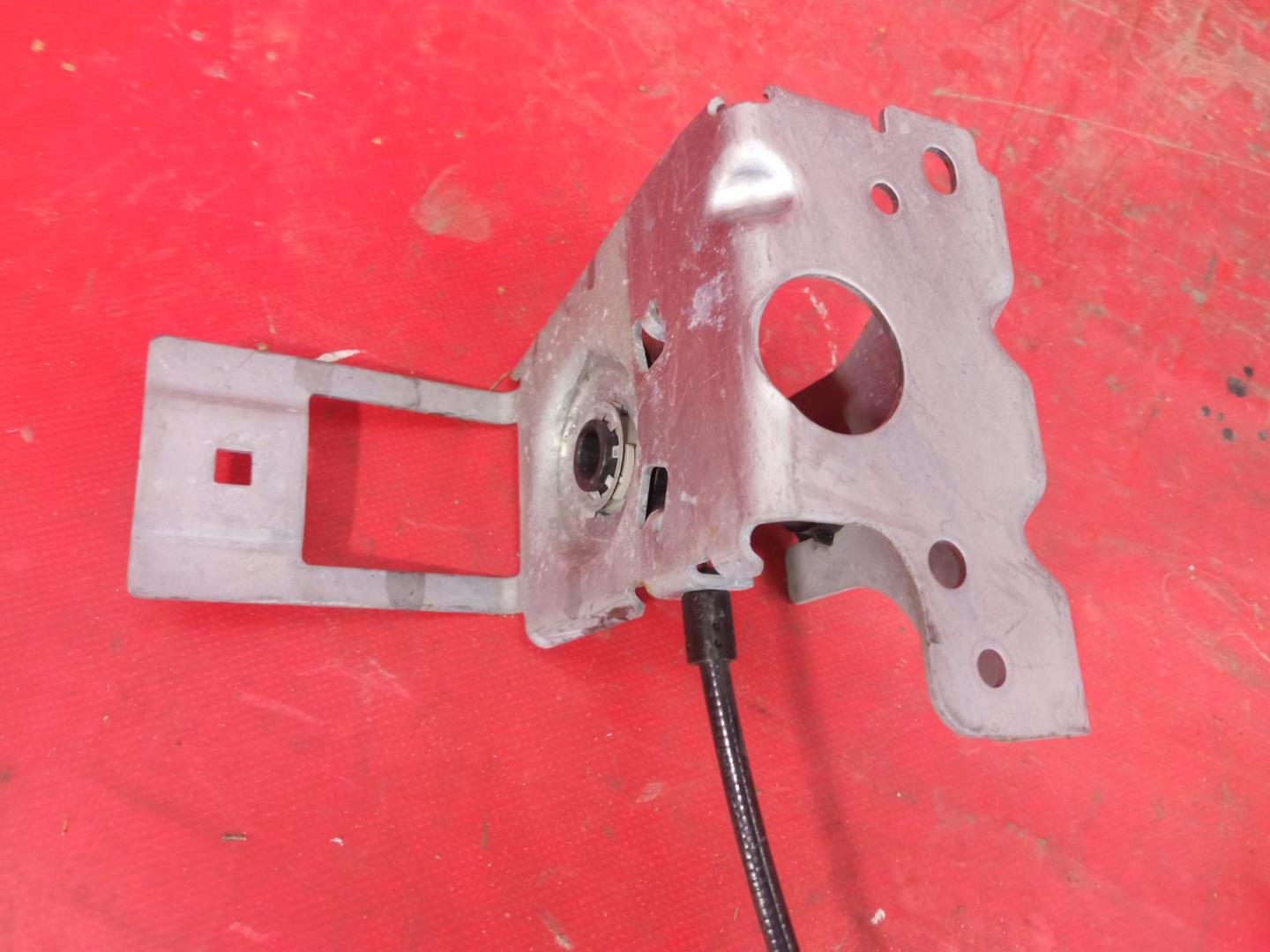 Замок капота