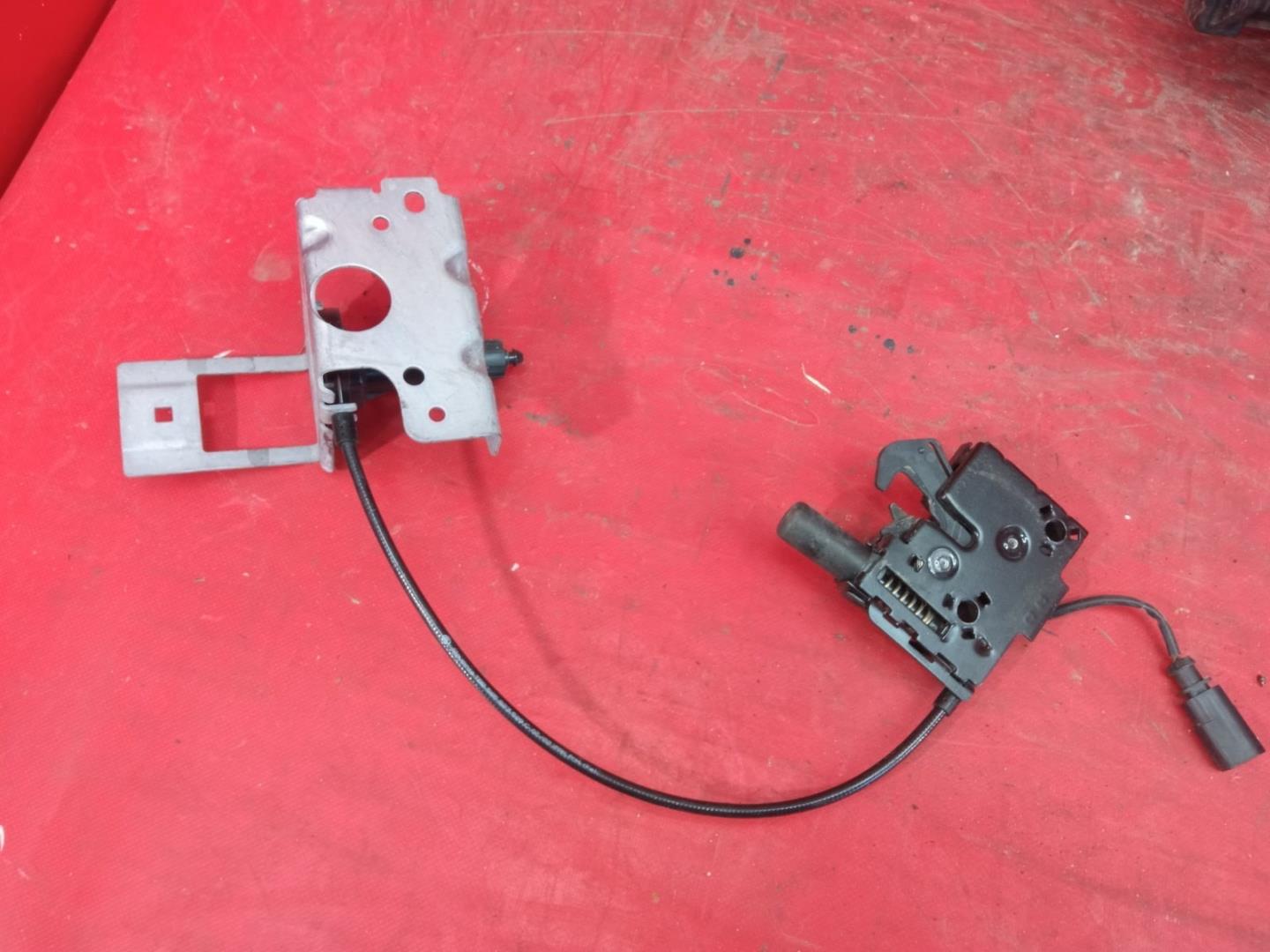 Замок капота