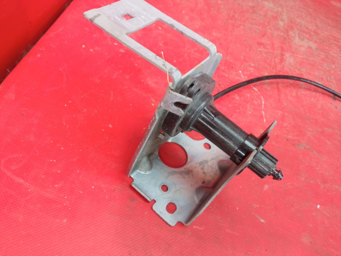 Замок капота