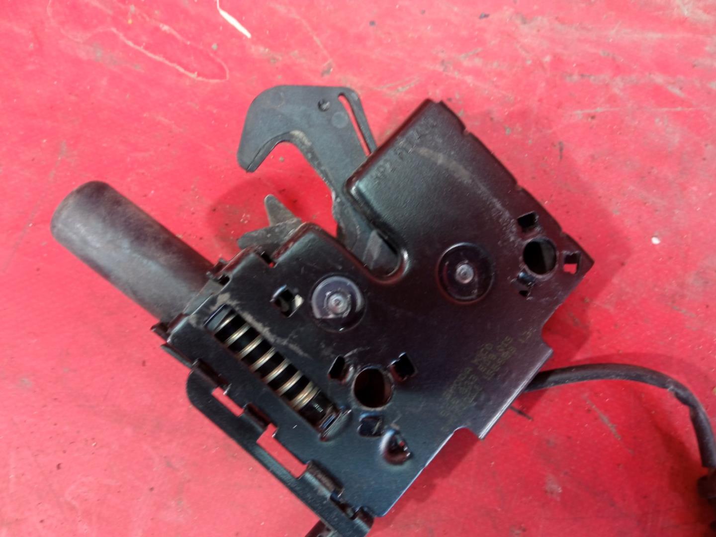 Замок капота