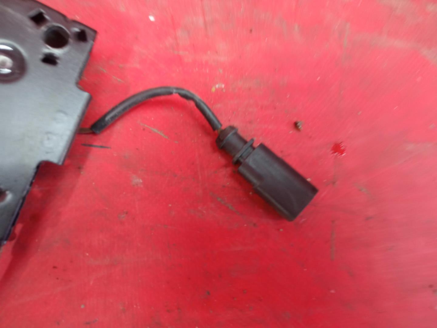 Замок капота