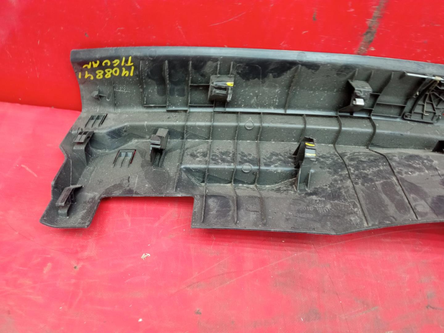 Кожух замка багажника