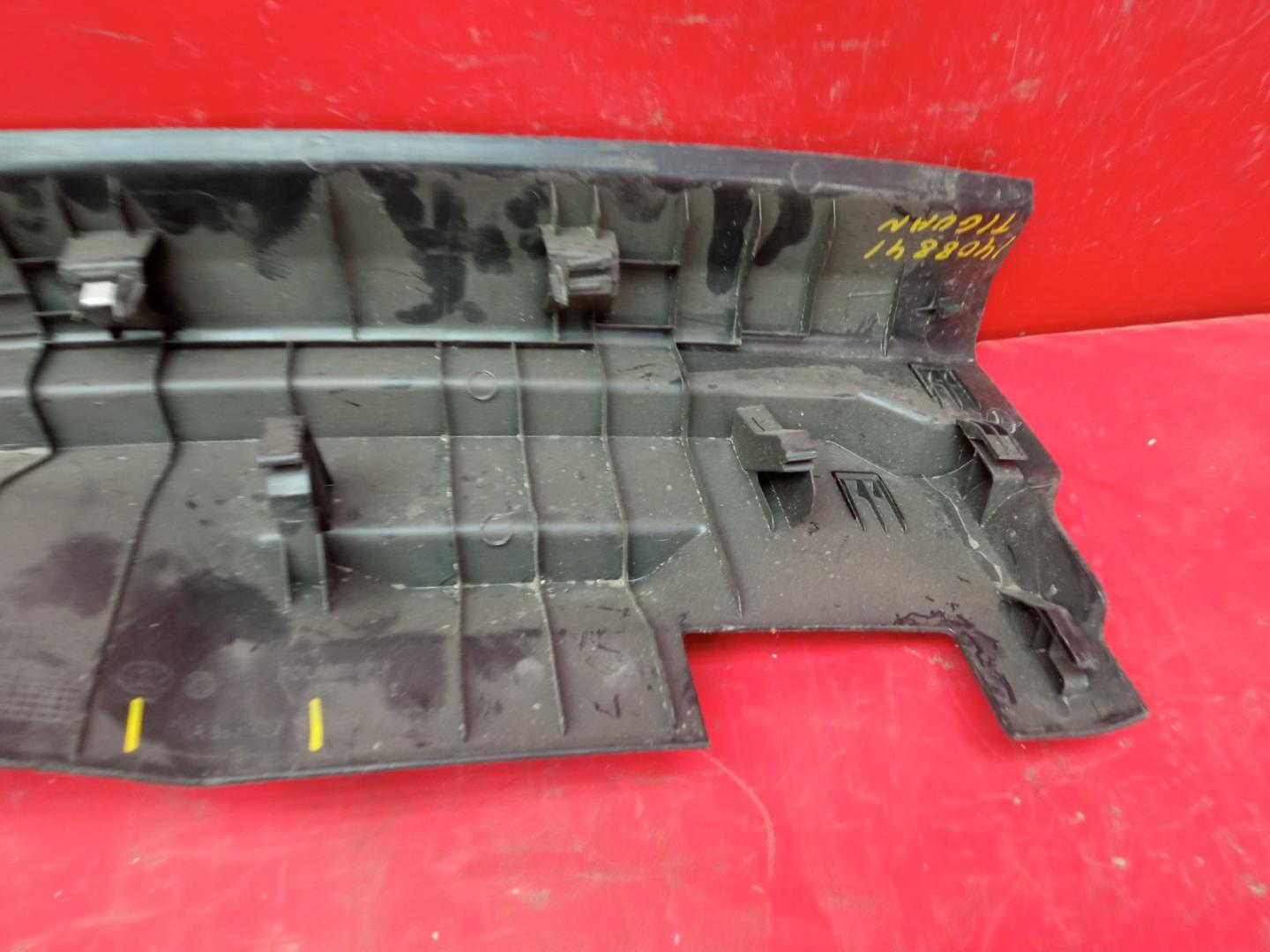 Кожух замка багажника