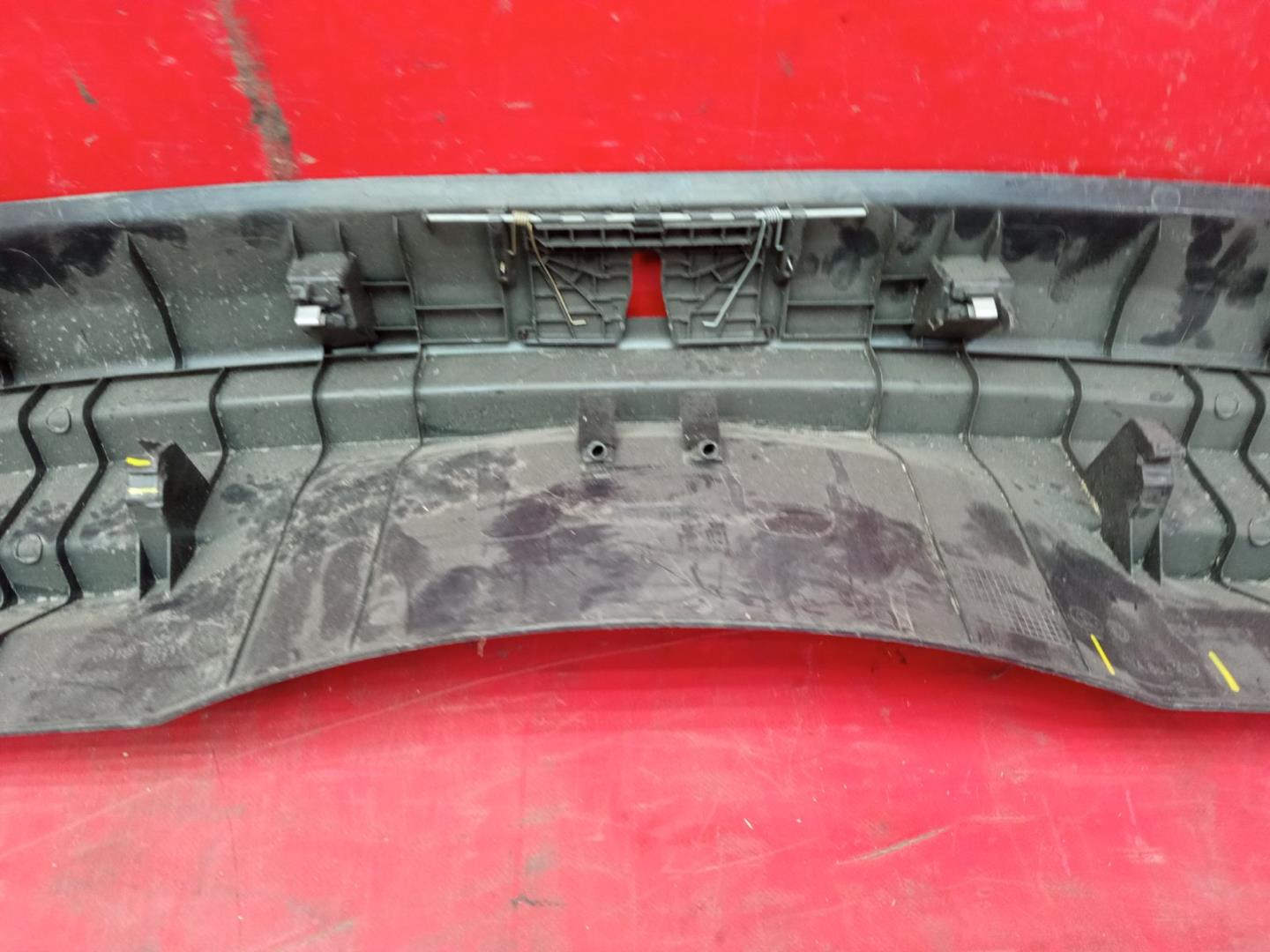 Кожух замка багажника