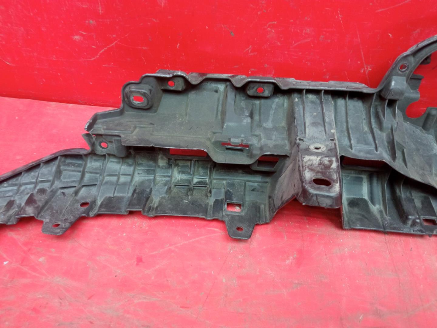 Кронштейн решетки радиатора