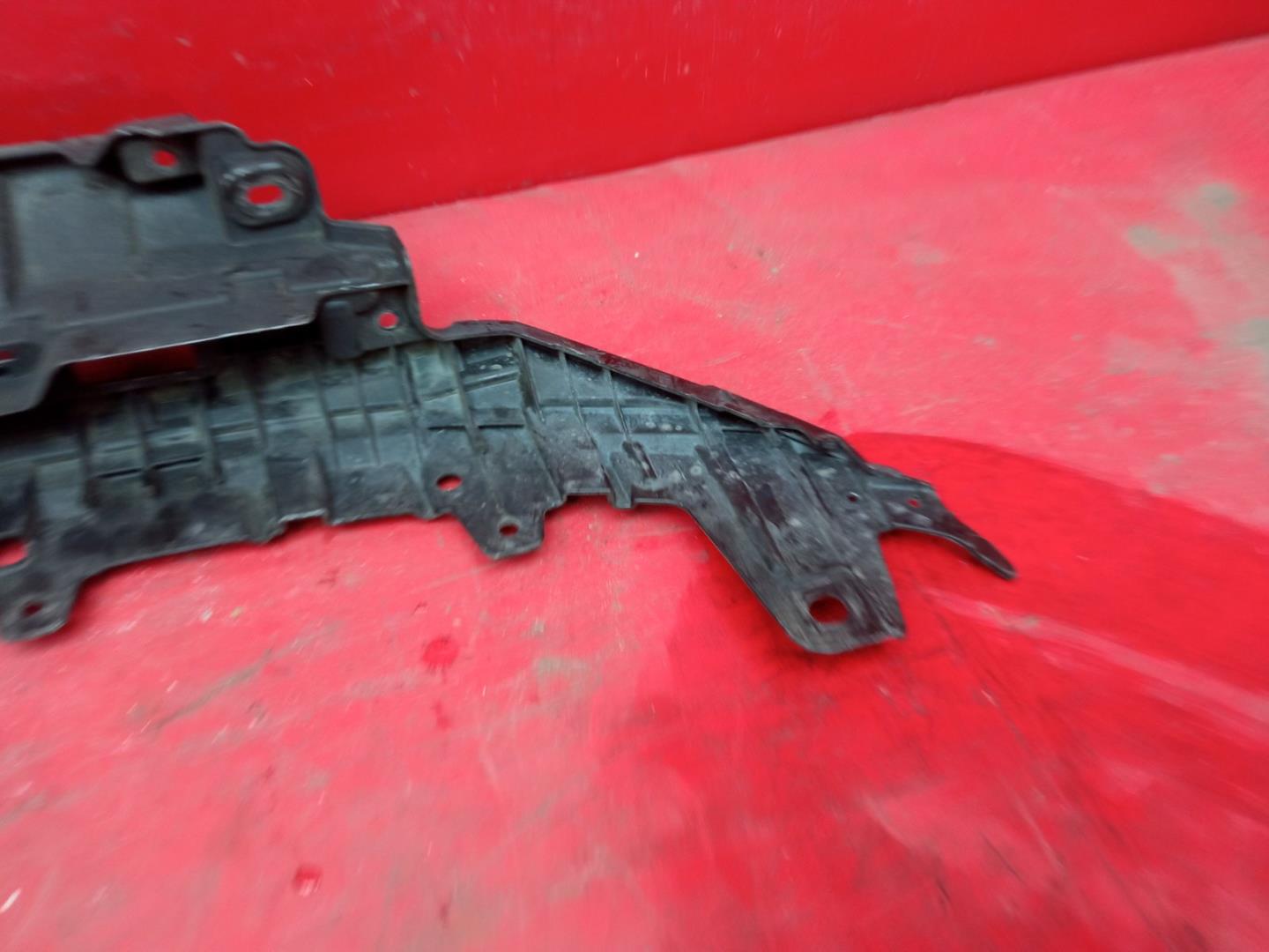 Кронштейн решетки радиатора