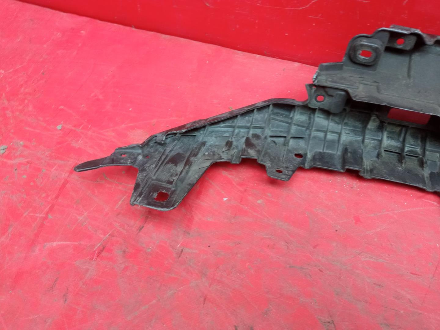 Кронштейн решетки радиатора