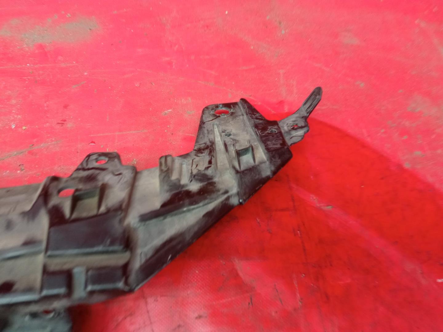 Кронштейн решетки радиатора