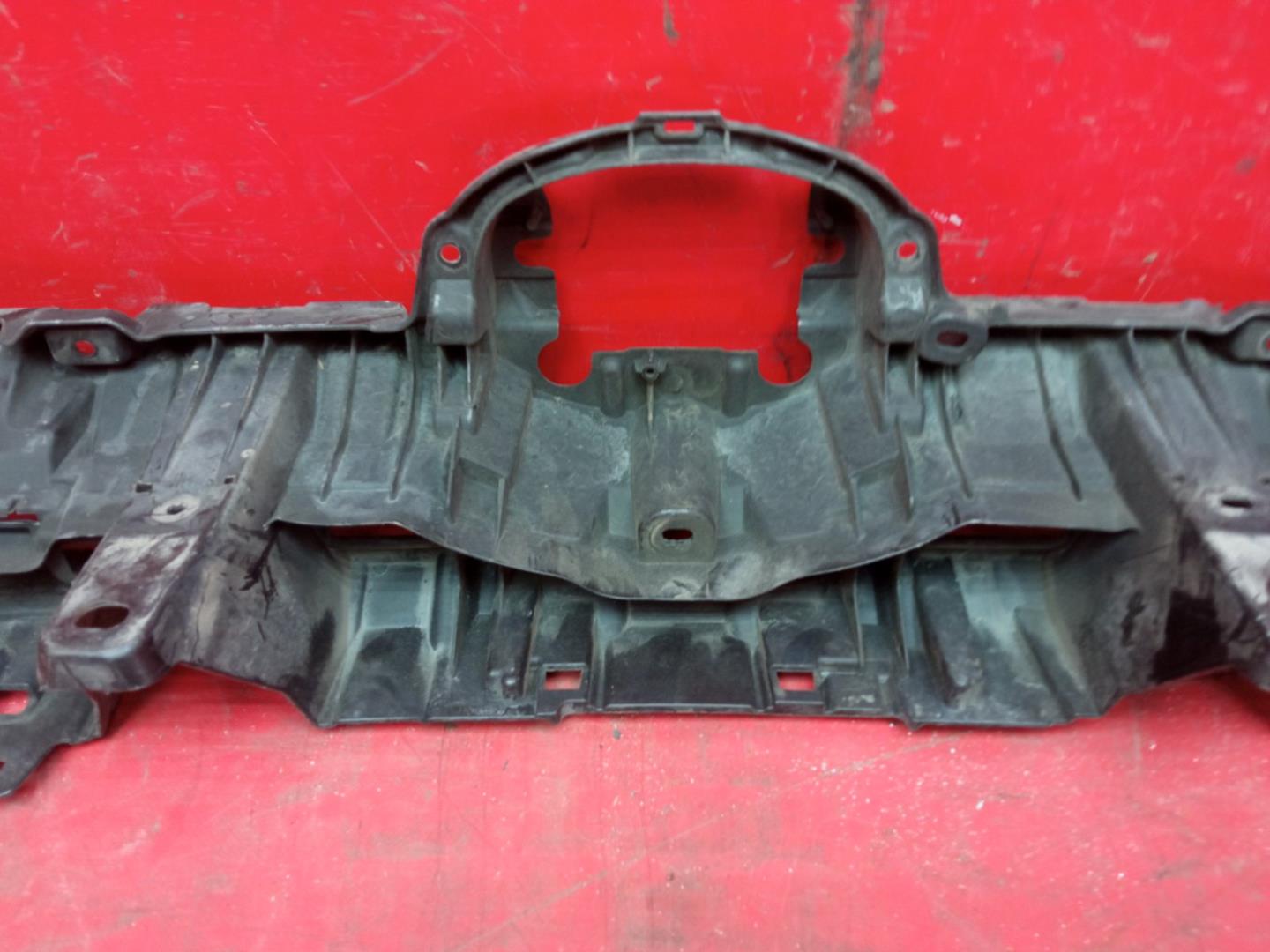 Кронштейн решетки радиатора