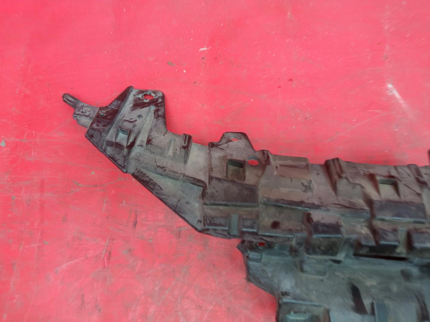 Кронштейн решетки радиатора