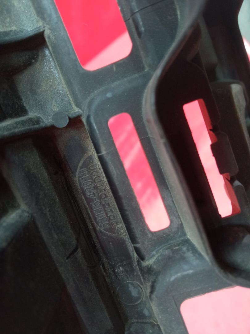 Кронштейн решетки радиатора