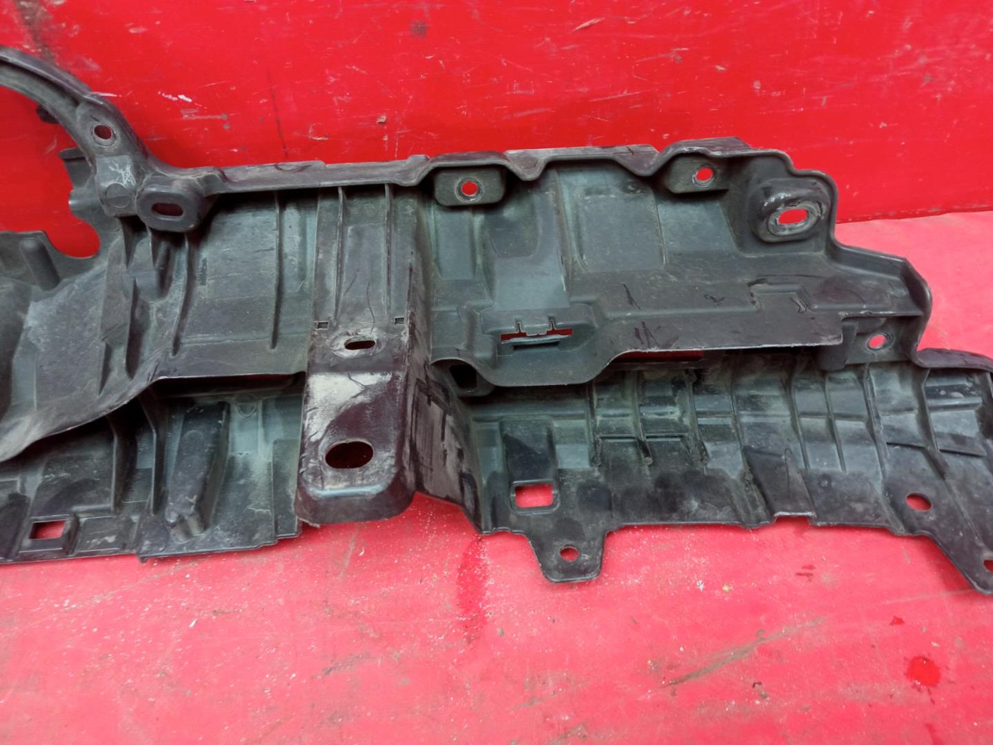 Кронштейн решетки радиатора