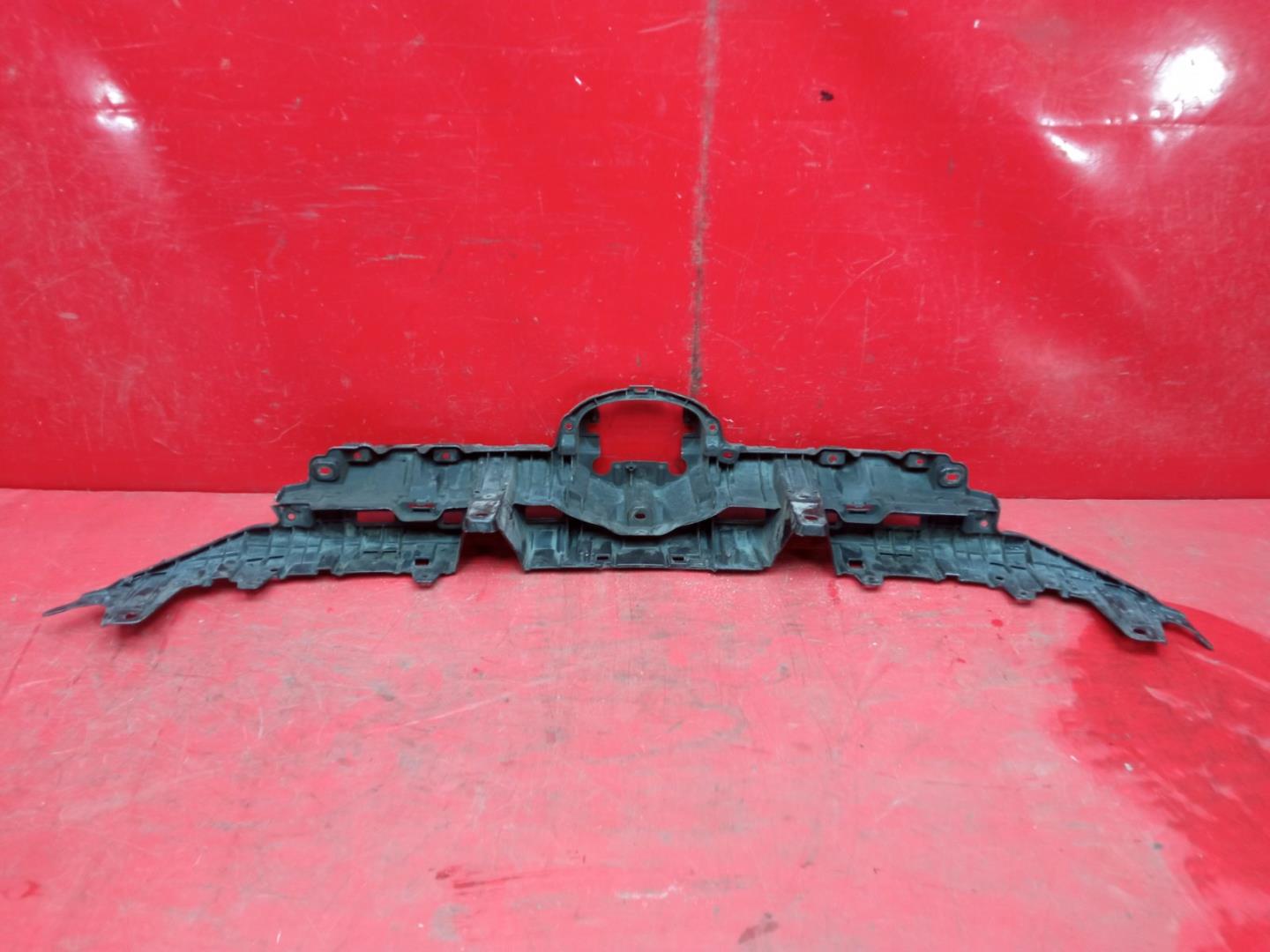 Кронштейн решетки радиатора