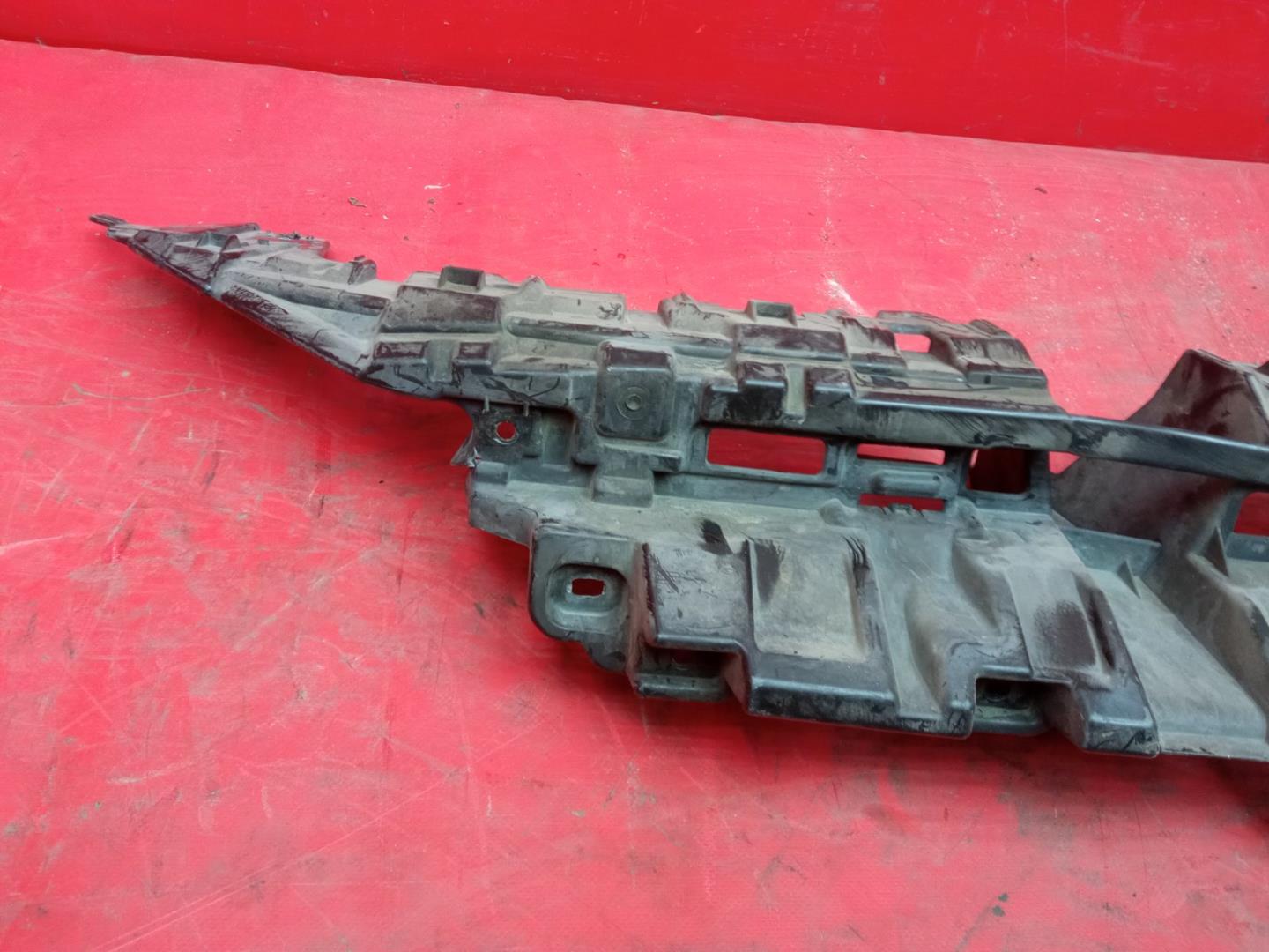 Кронштейн решетки радиатора