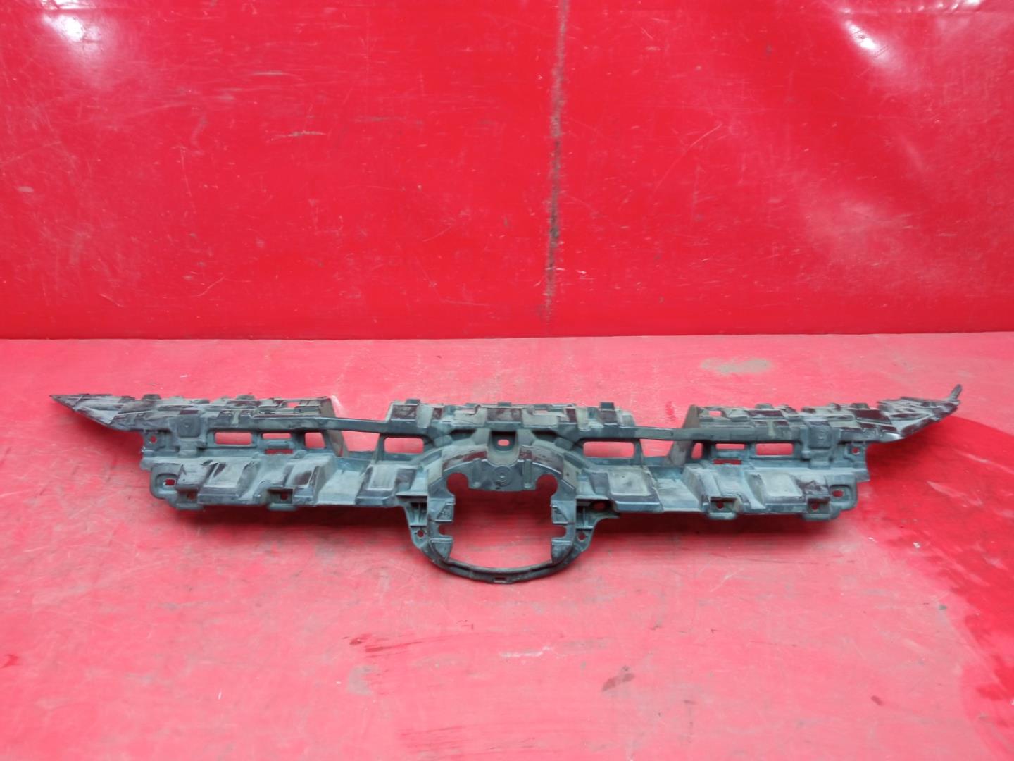 Кронштейн решетки радиатора