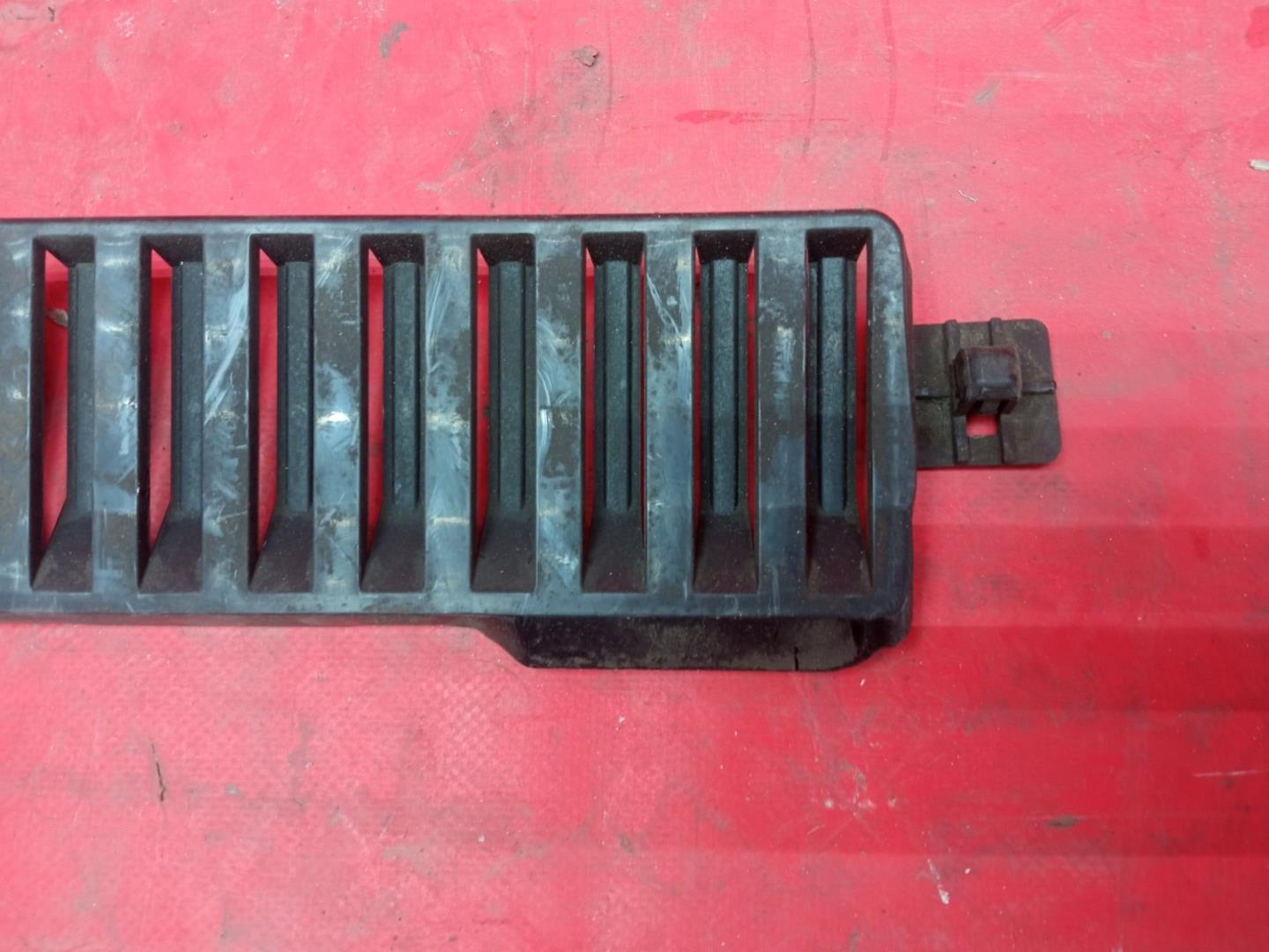 Кожух замка капота