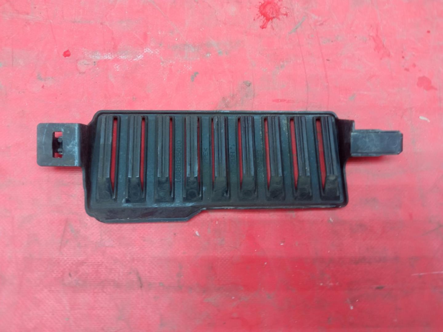 Кожух замка капота