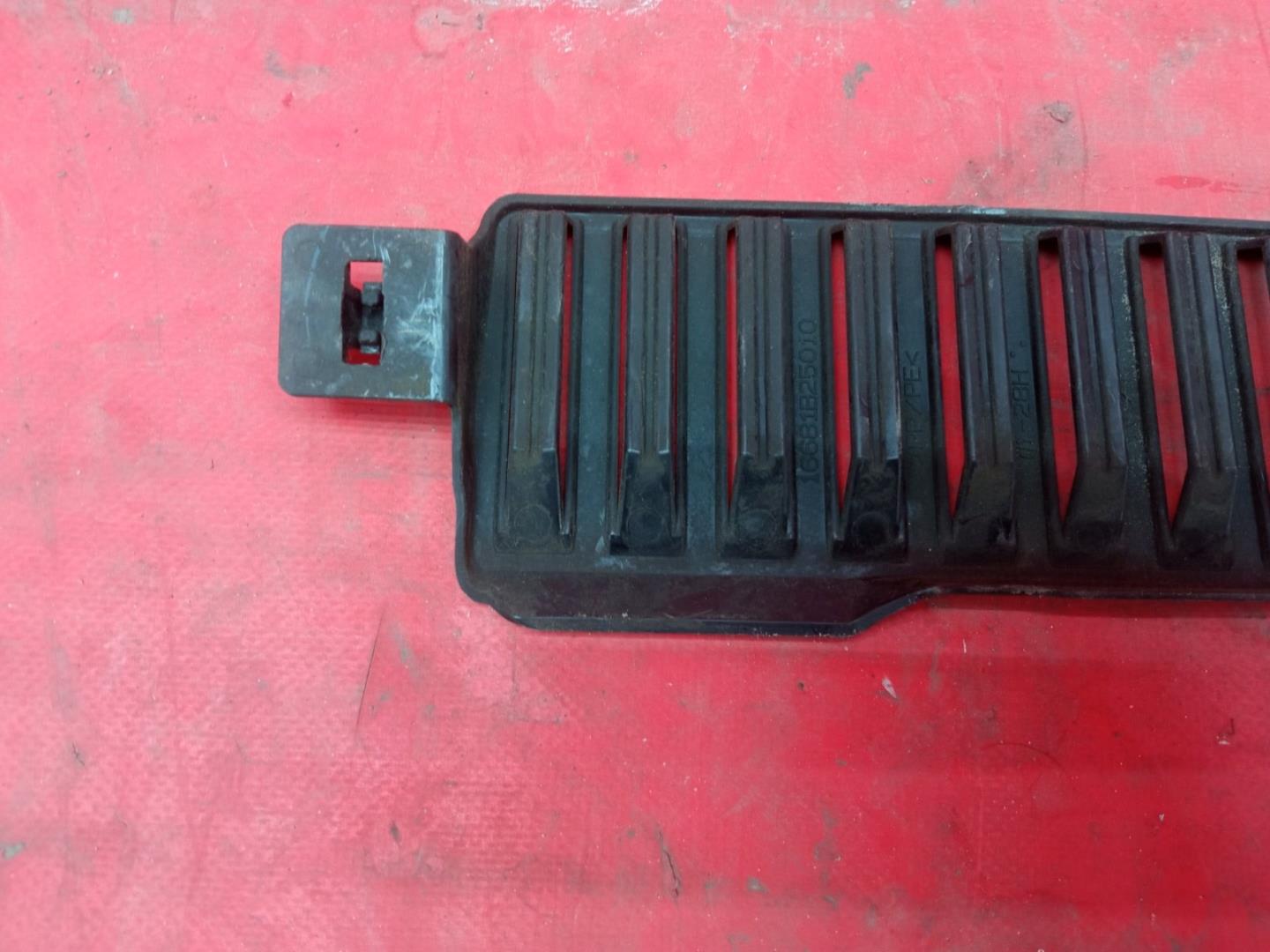 Кожух замка капота