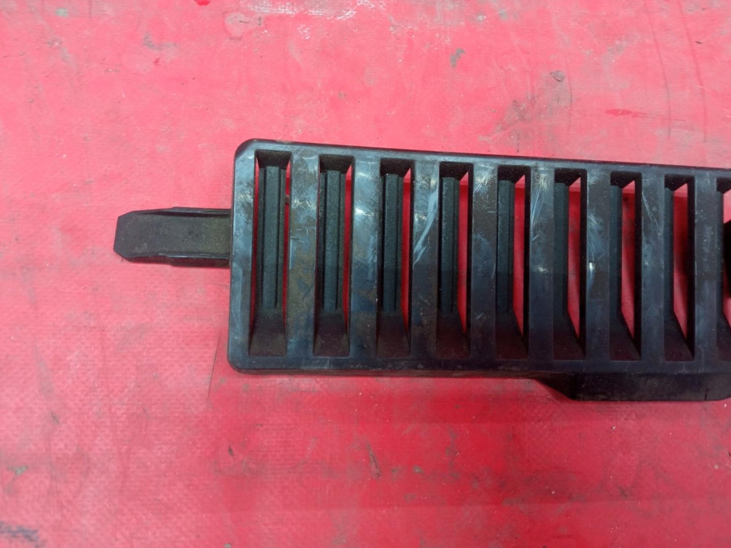 Кожух замка капота