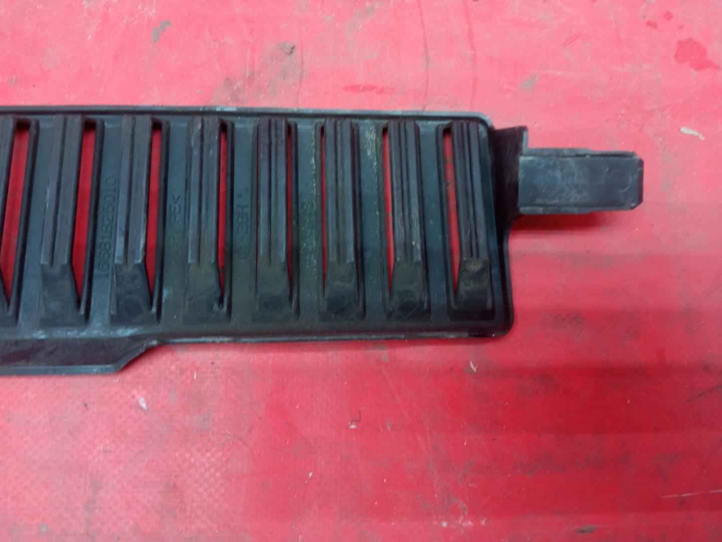 Кожух замка капота