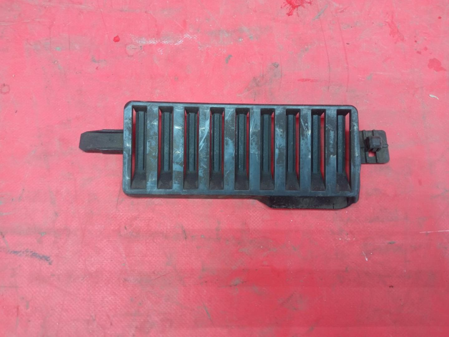 Кожух замка капота