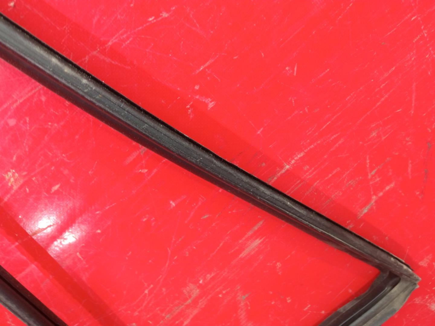 Уплотнитель стекла двери