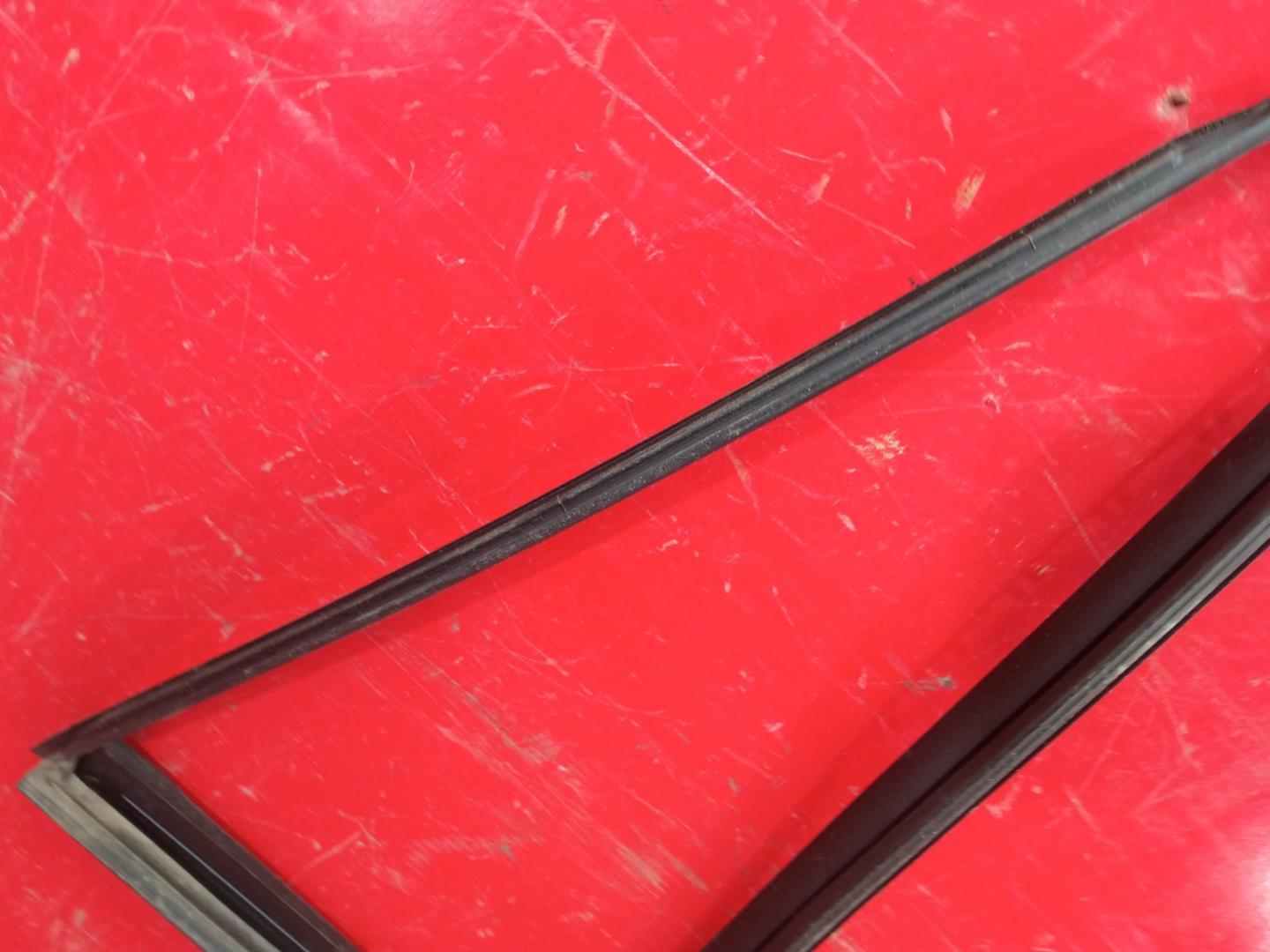 Уплотнитель стекла двери