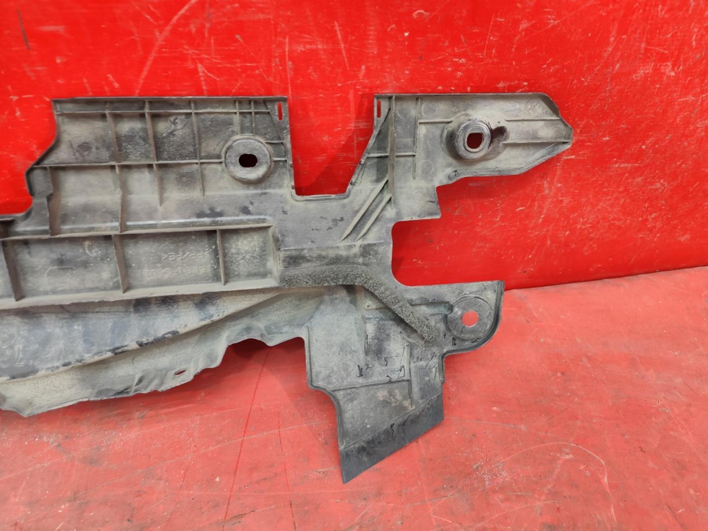 Кожух замка капота