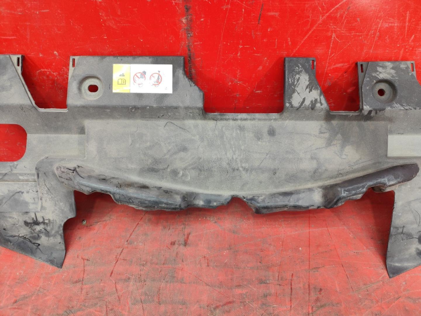 Кожух замка капота