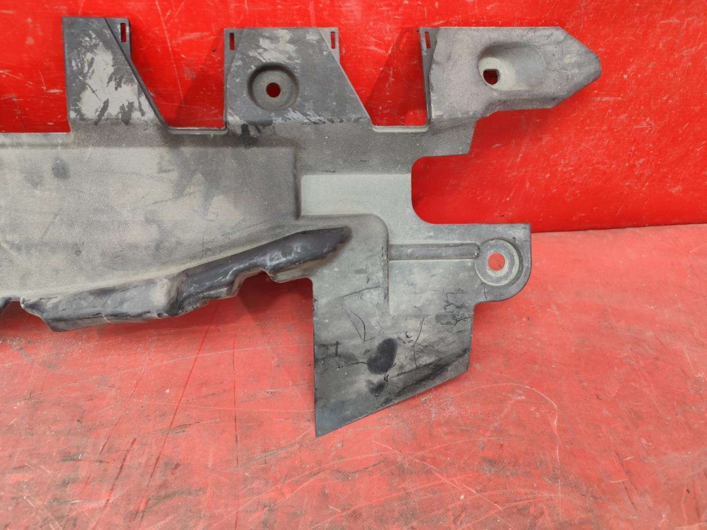 Кожух замка капота