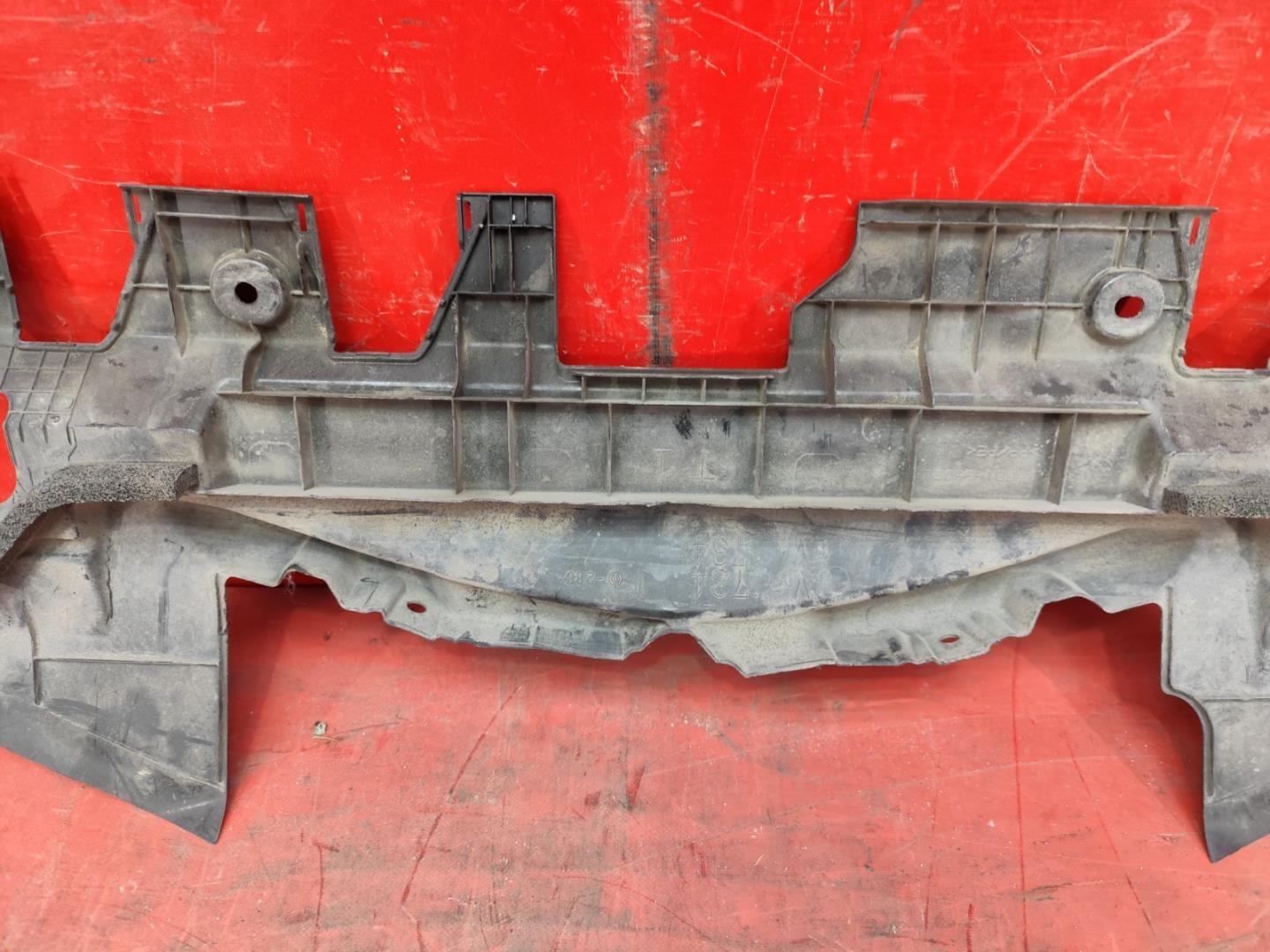 Кожух замка капота