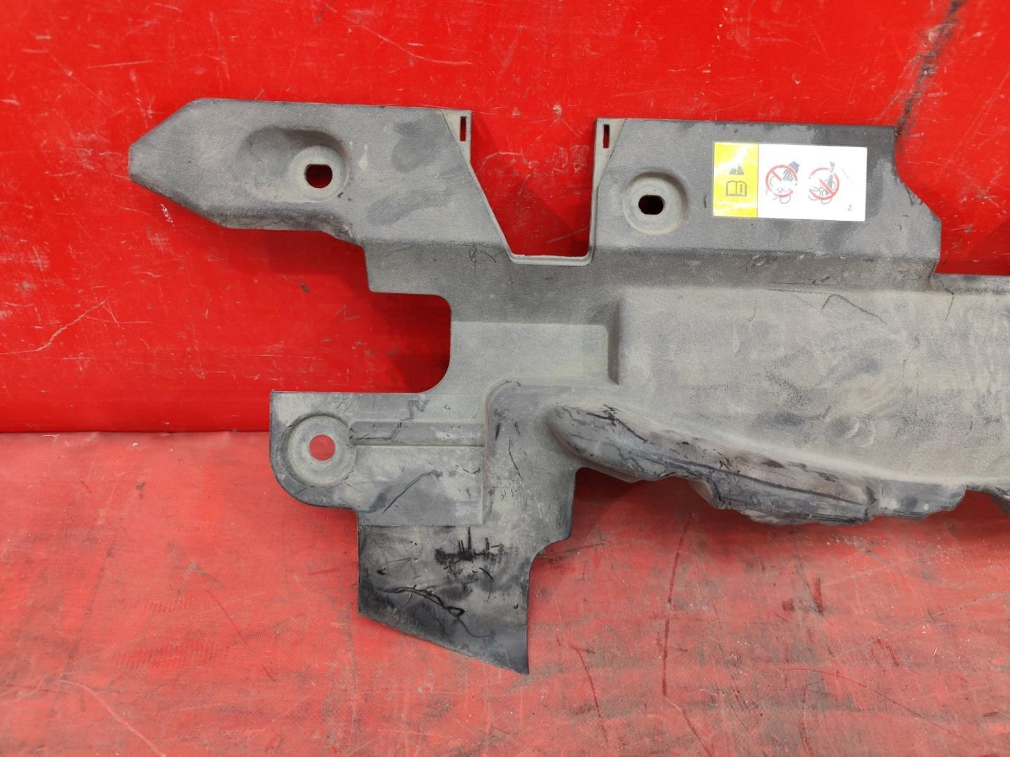 Кожух замка капота